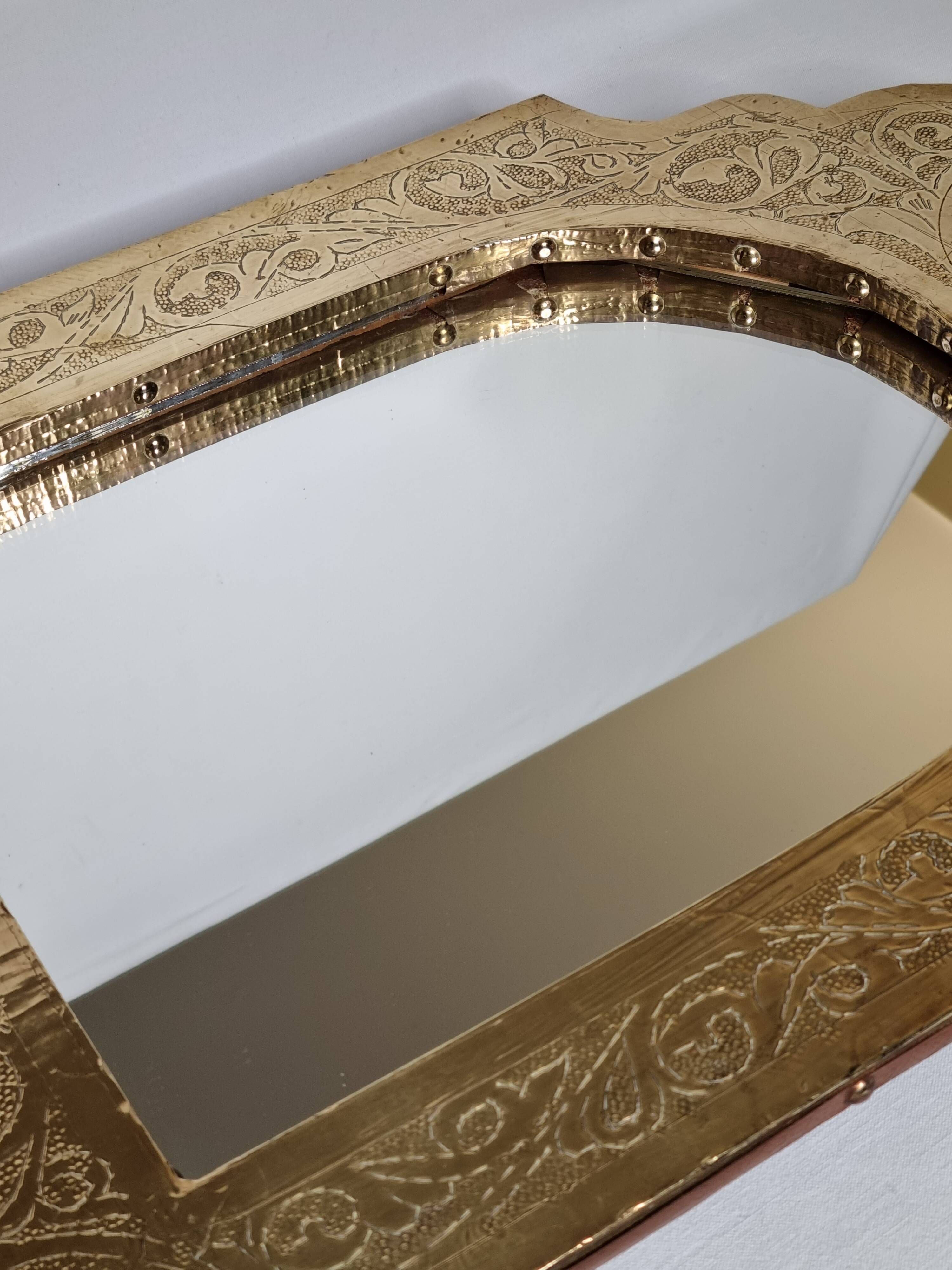 Oriental mirror in wood and hammered brass in the shape of an arch, plant decor, 52 cm