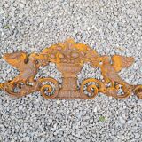 Fronton en fonte avec des oiseaux