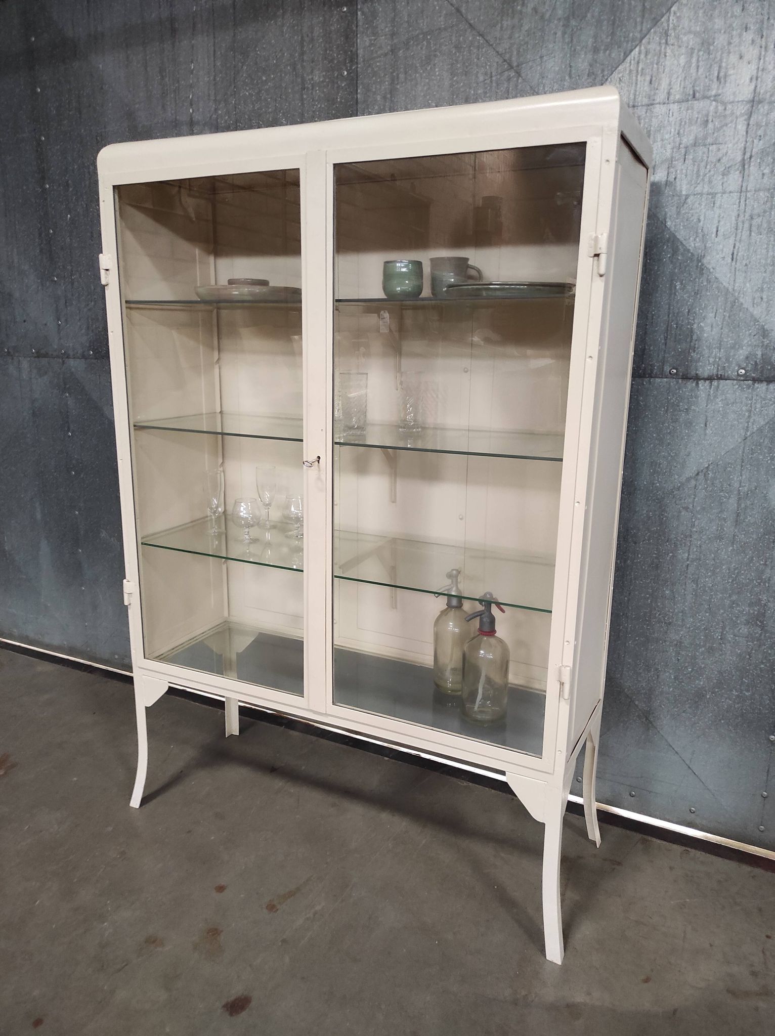 Armoire de médecin double vintage | Armoire à pharmacie blanche sur pieds élégants