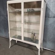 Armoire de médecin double vintage | Armoire à pharmacie blanche sur pieds élégants