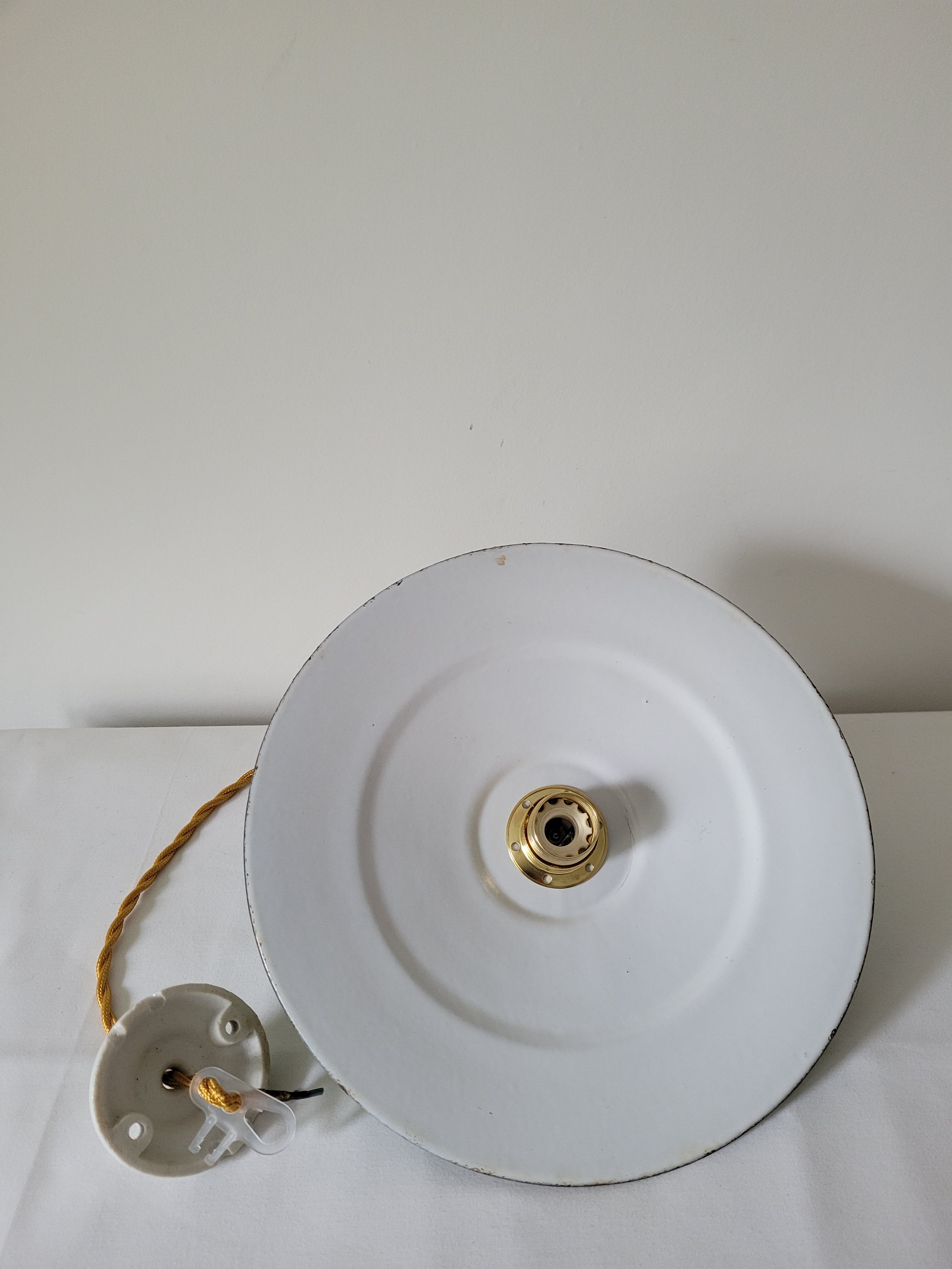 Green and white enamelled suspension