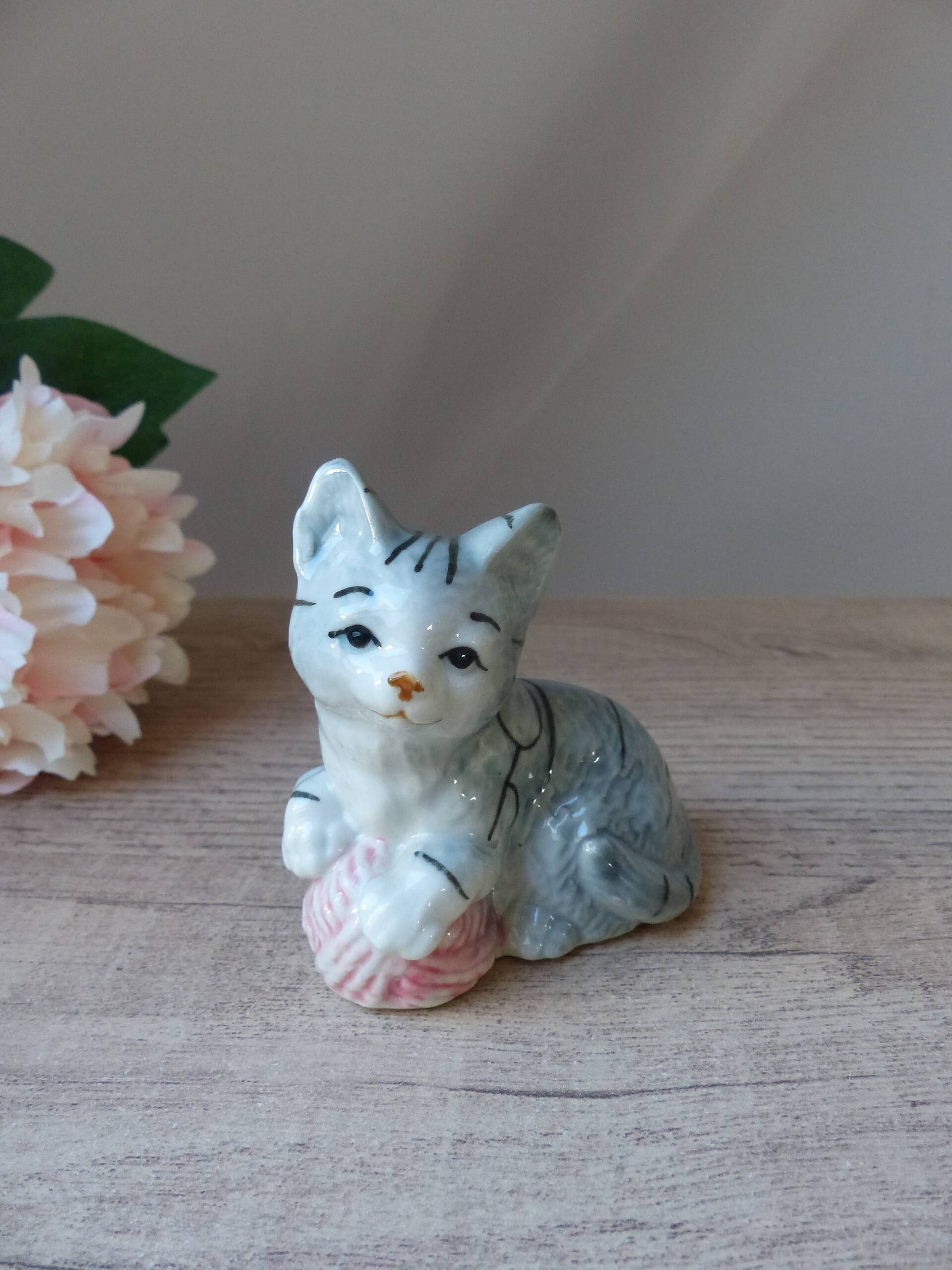 Cute ceramic kitten figurine playing with a ball of yarn vintage collection