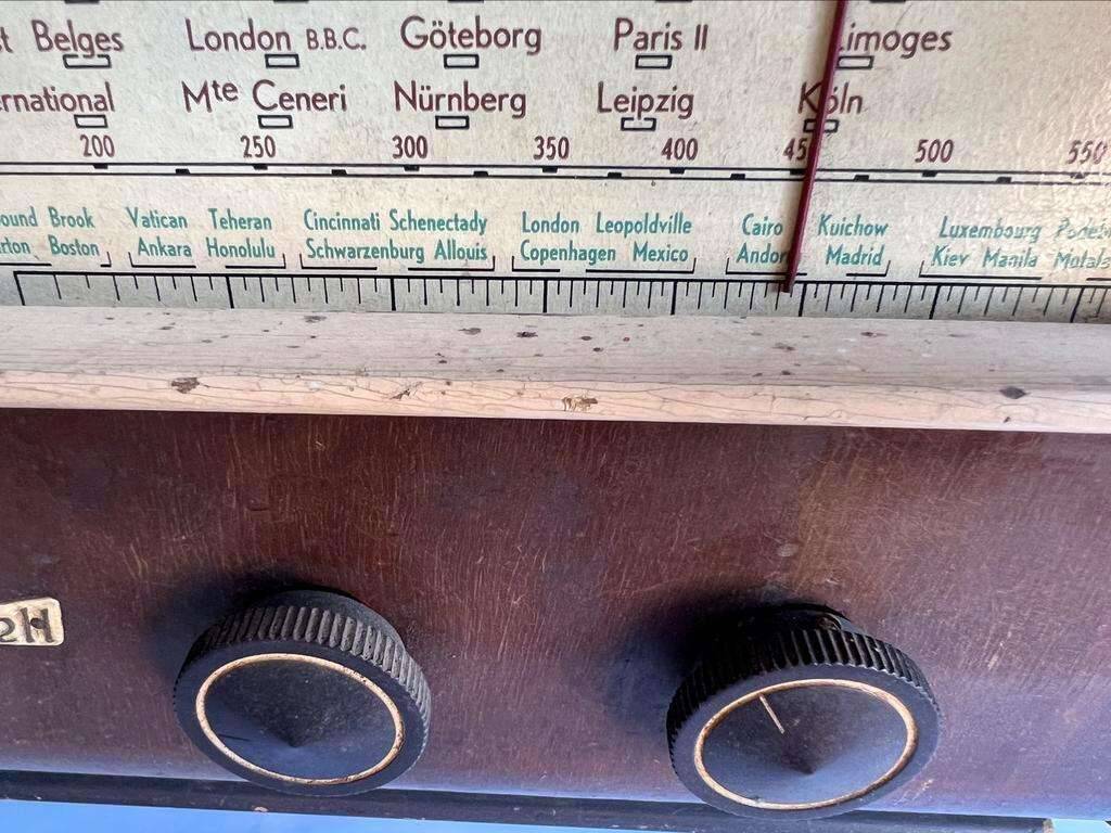 Vintage wooden radio radiobell