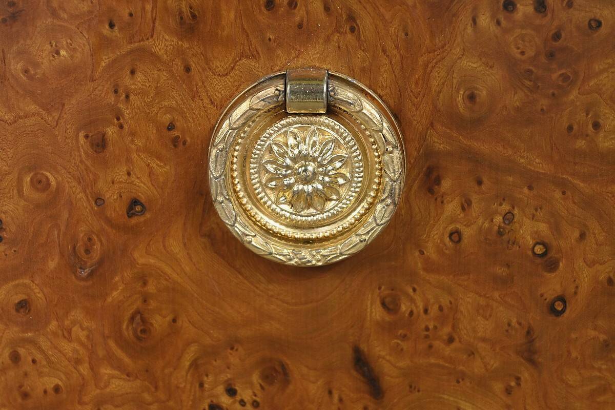 Commode sauteuse en marqueterie, style Louis XVI – milieu XXe