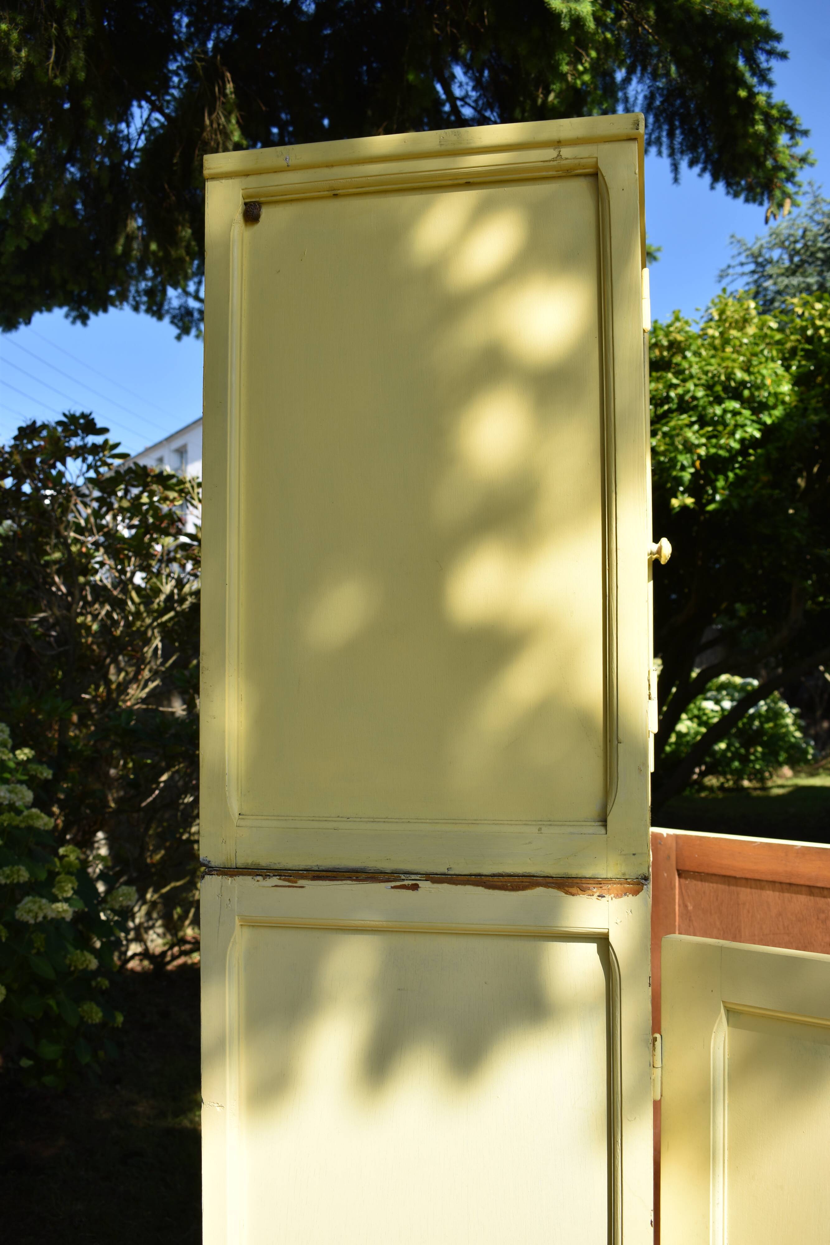 Armoire ancienne buffet jaune vintage parisien