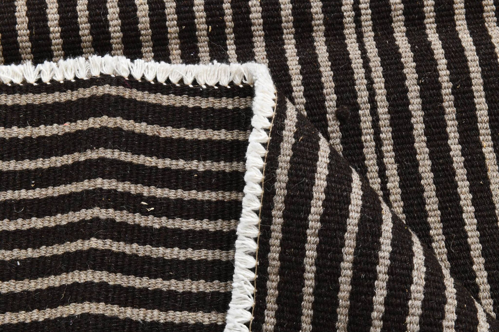 Tapis turc à fines rayures noires et grises (6 x 9 po), 183 x 269 cm