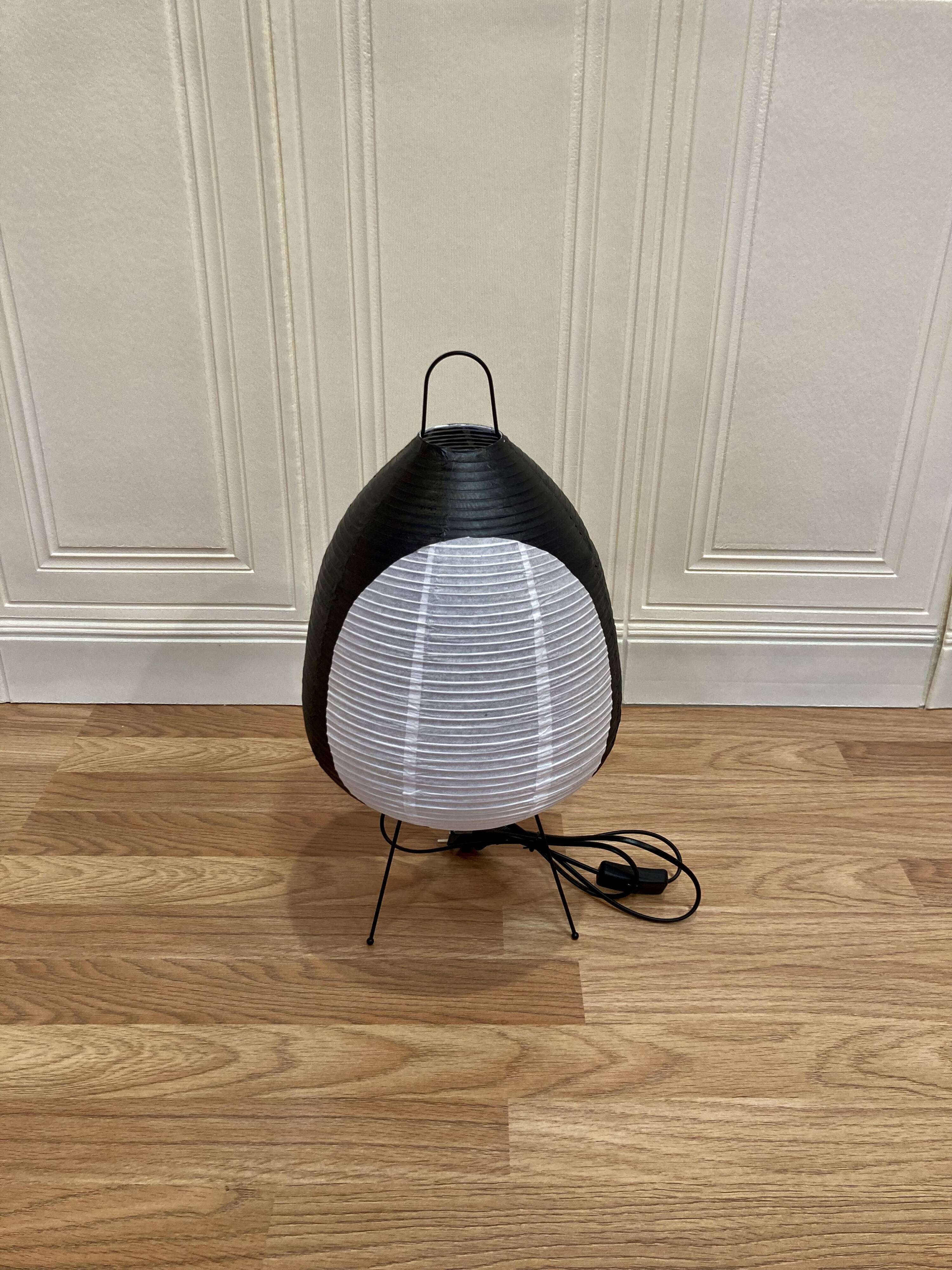 Lampe noire "Design papier et métal".