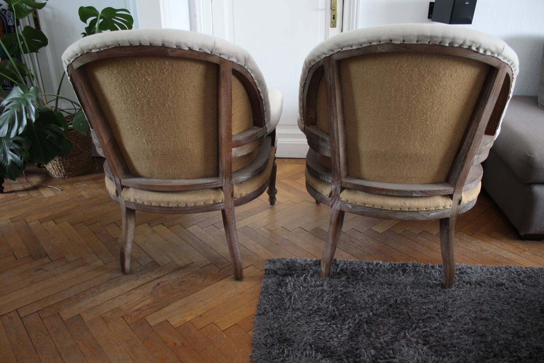 Paire de bergères beige et bois cérusé