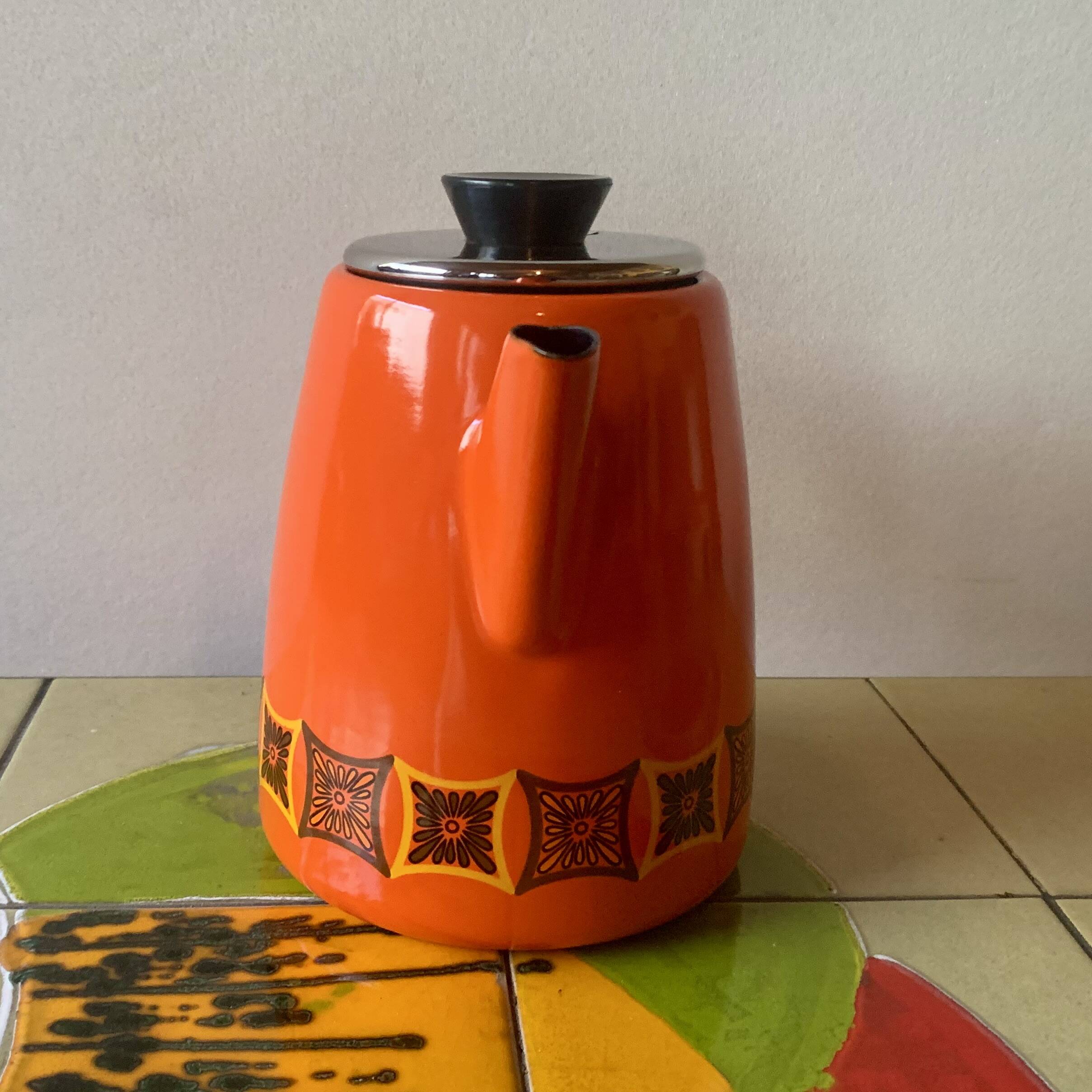 Bouilloire et cafetière vintage en métal émaillé et bakélite