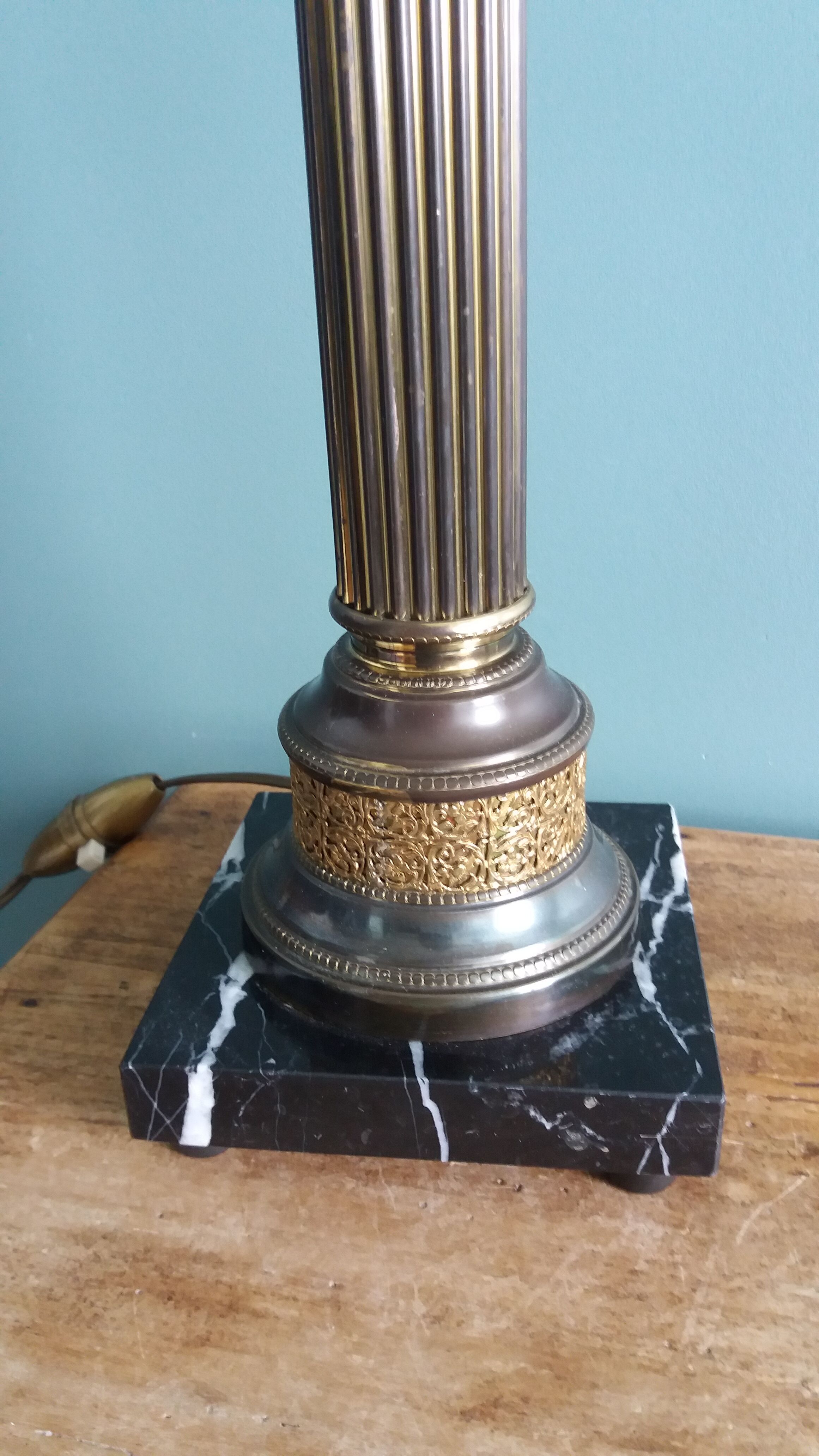 Antique column lamp in marble and gilded metal