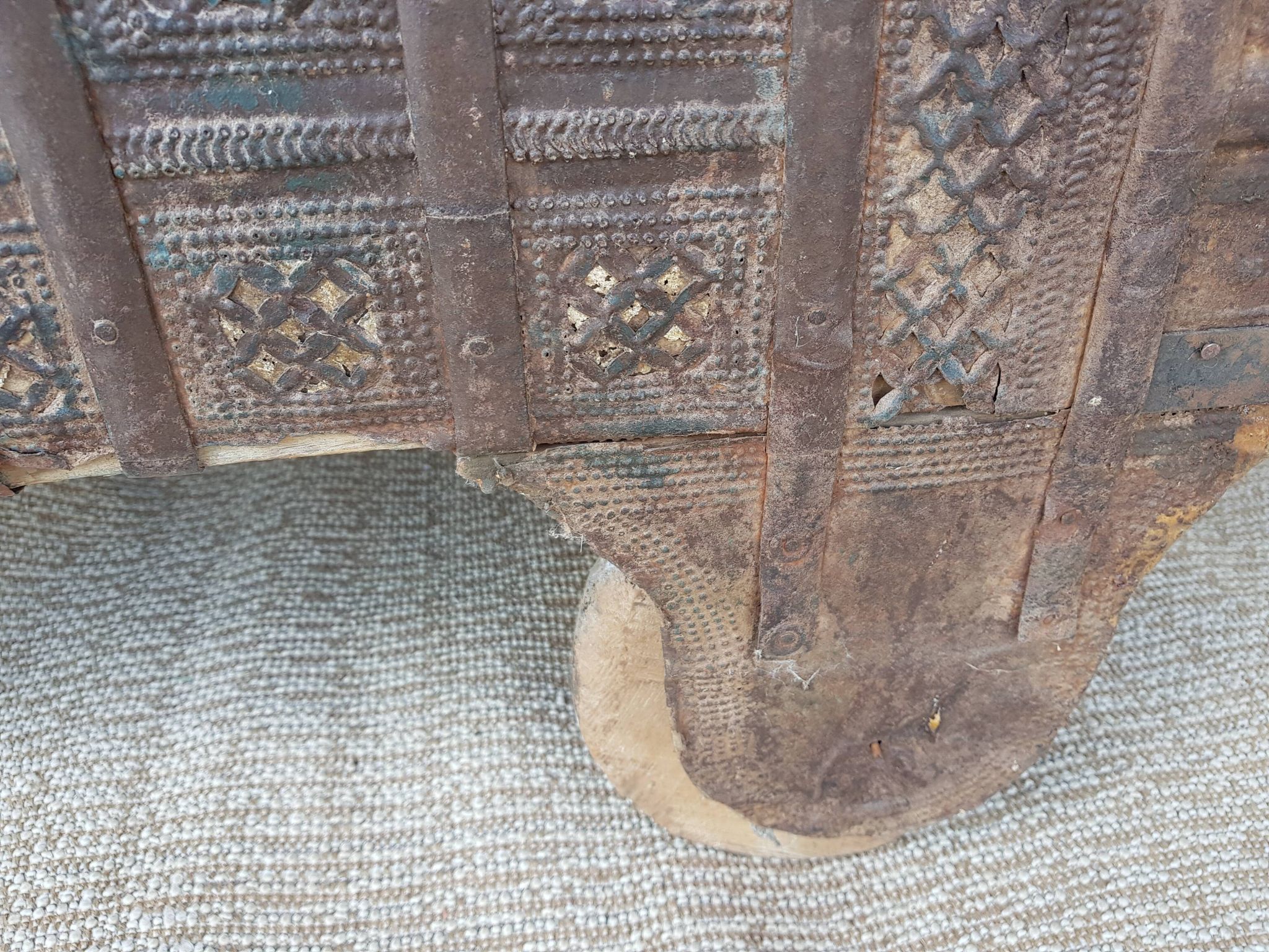 Coffre ancien indien vintage  sur roues en bois début 20eme s