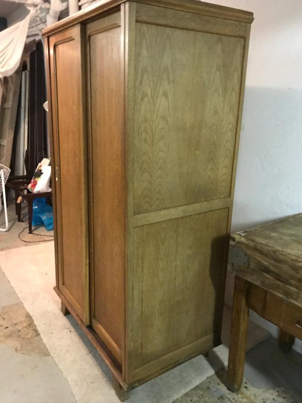 Sliding-door cabinet
