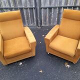 Paire de fauteuils des années 70 en velour ocre