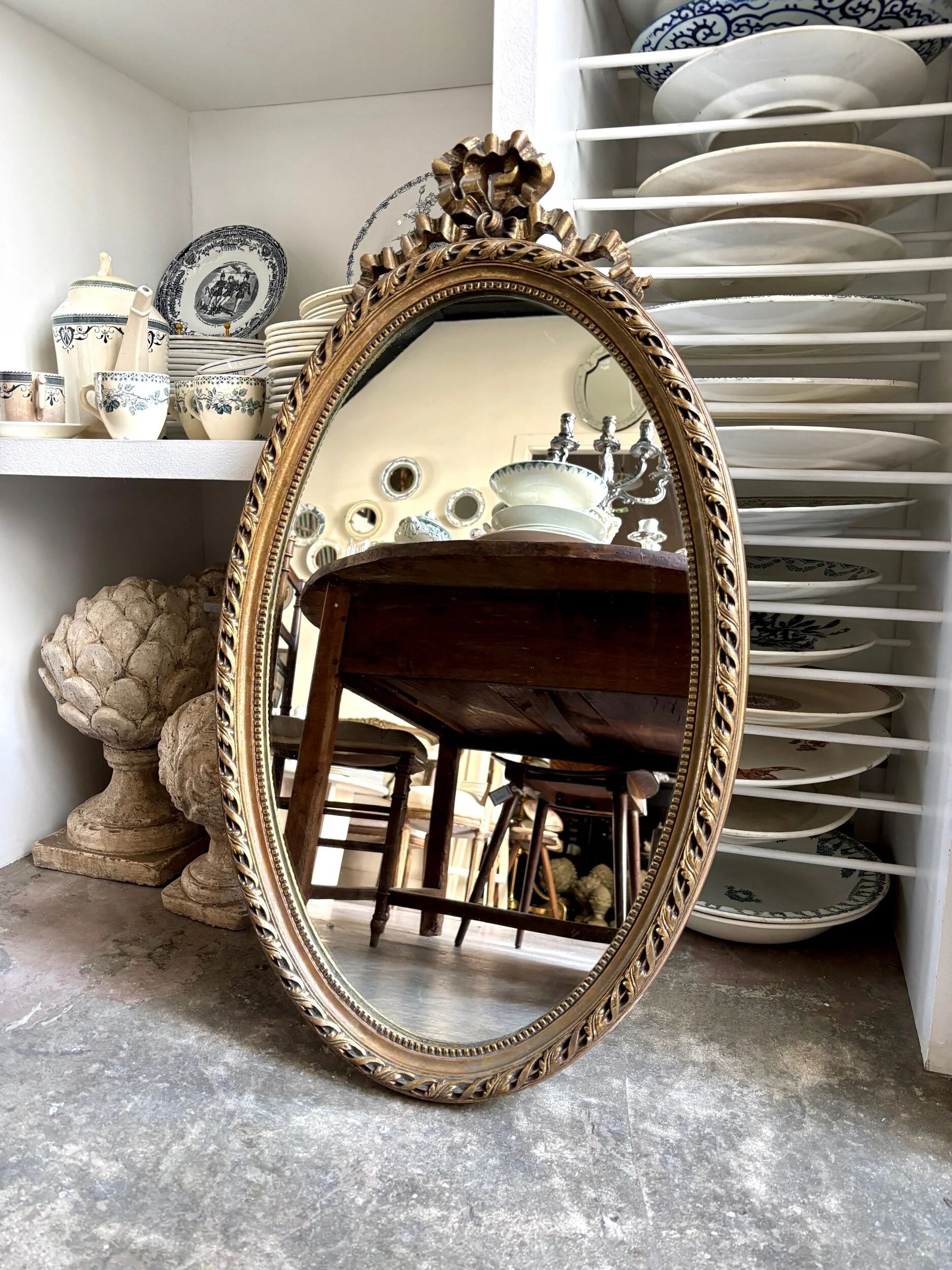Miroir ovale classique doré à décor de noeud