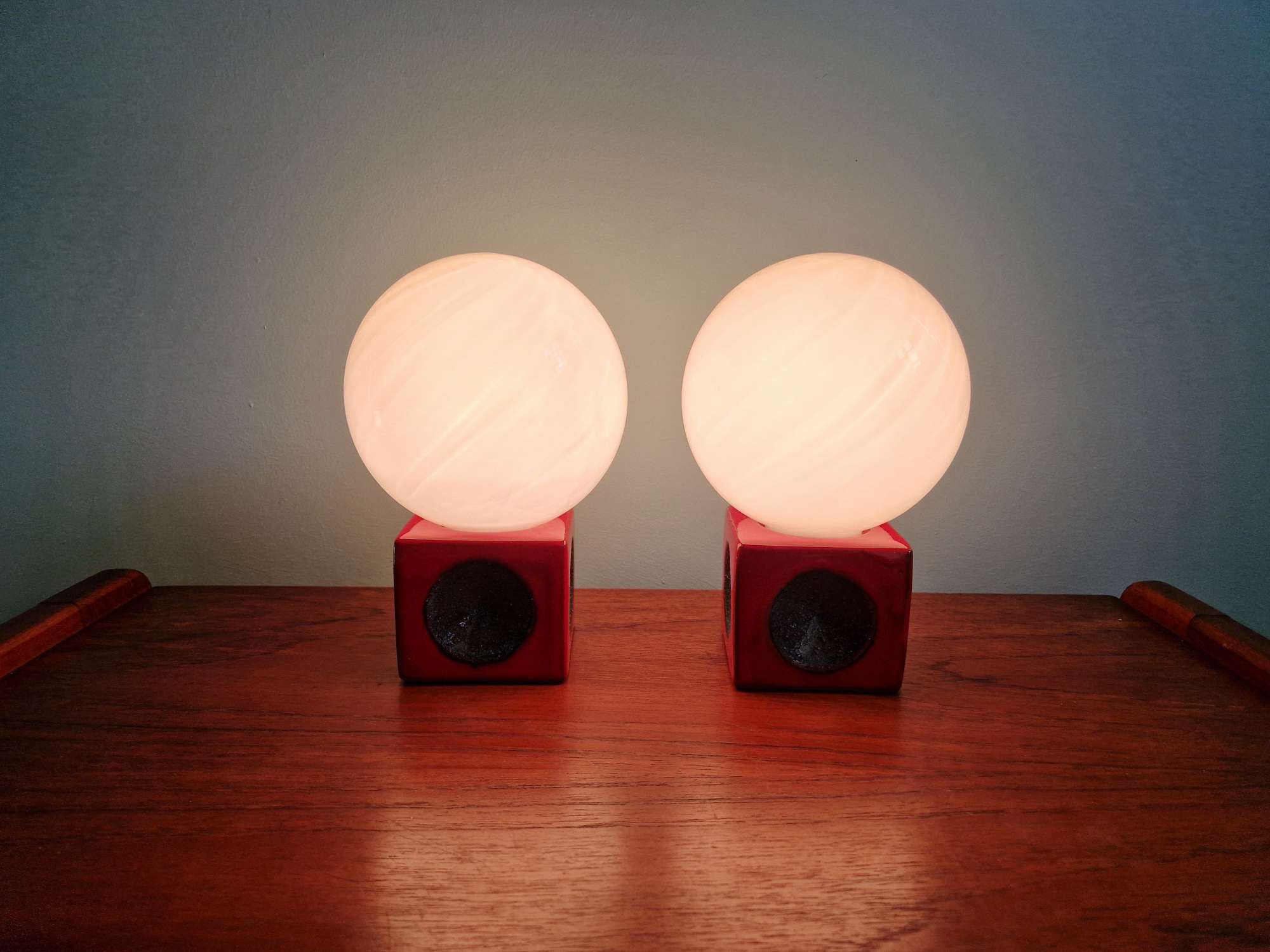 Paire de lampes de chevet en céramique rouge et opaline blanche, 1970