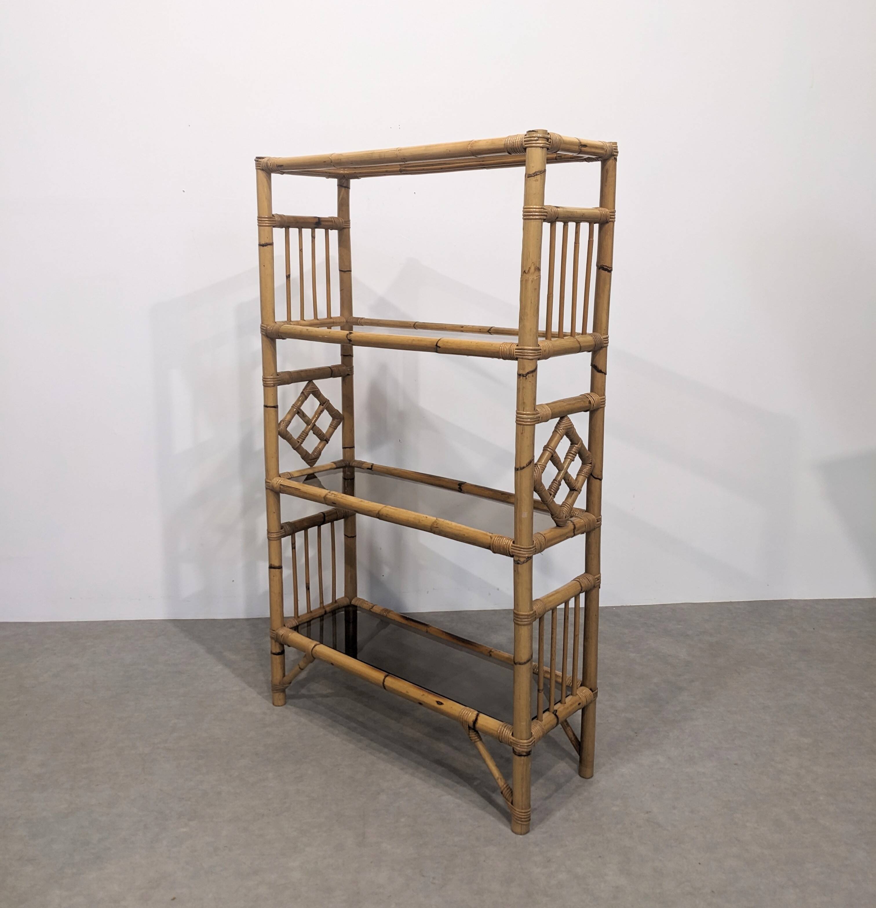 Étagère vintage bambou verre fumé
