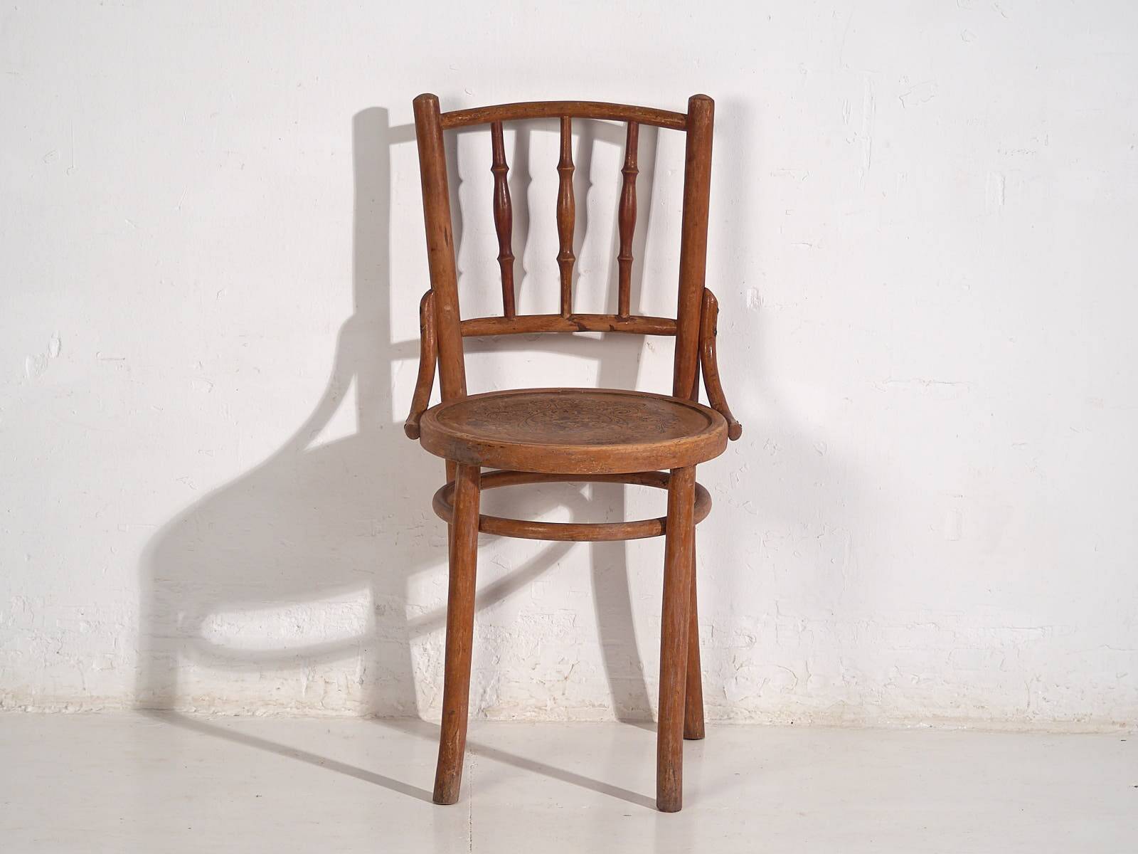 Anciennes chaises Thonet avec assise gravée (c.1920). Ensemble de 2 pièces