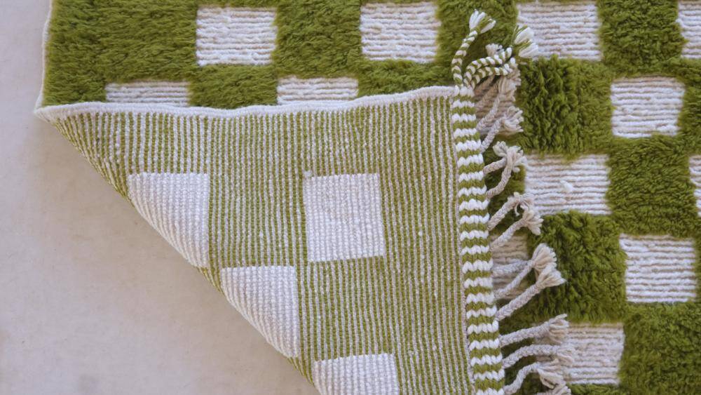 Green checkered rug - 288 x 184 cm