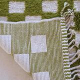 Green checkered rug - 288 x 184 cm