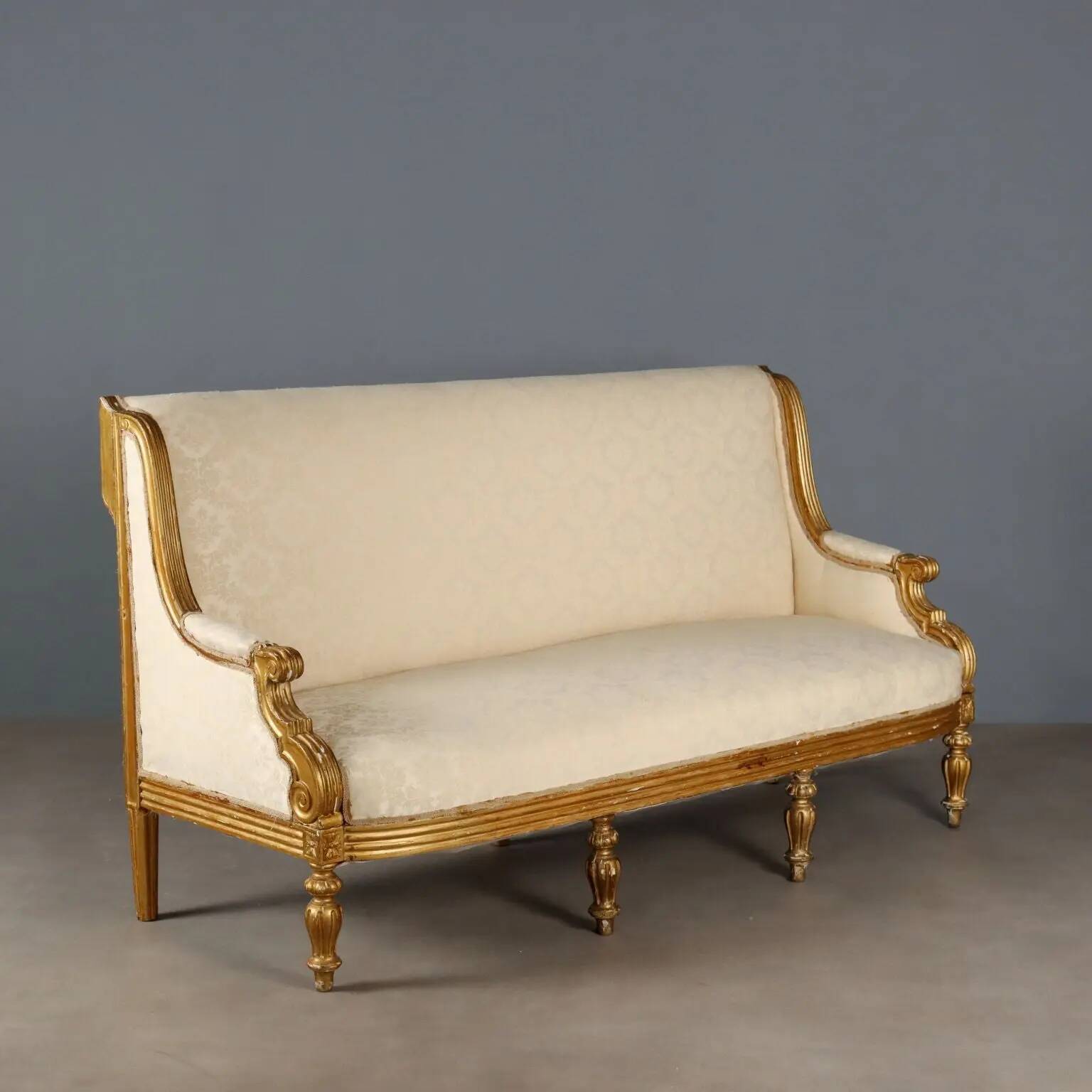 Antique neoclassical canapé in carved wood, Italy, 19th century.