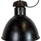 Suspension industrielle Bauhaus en tôle émaillée noire, années 1930