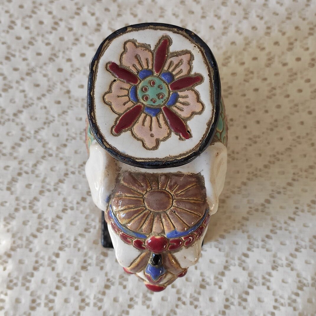 Enamelled ceramic plant holder
