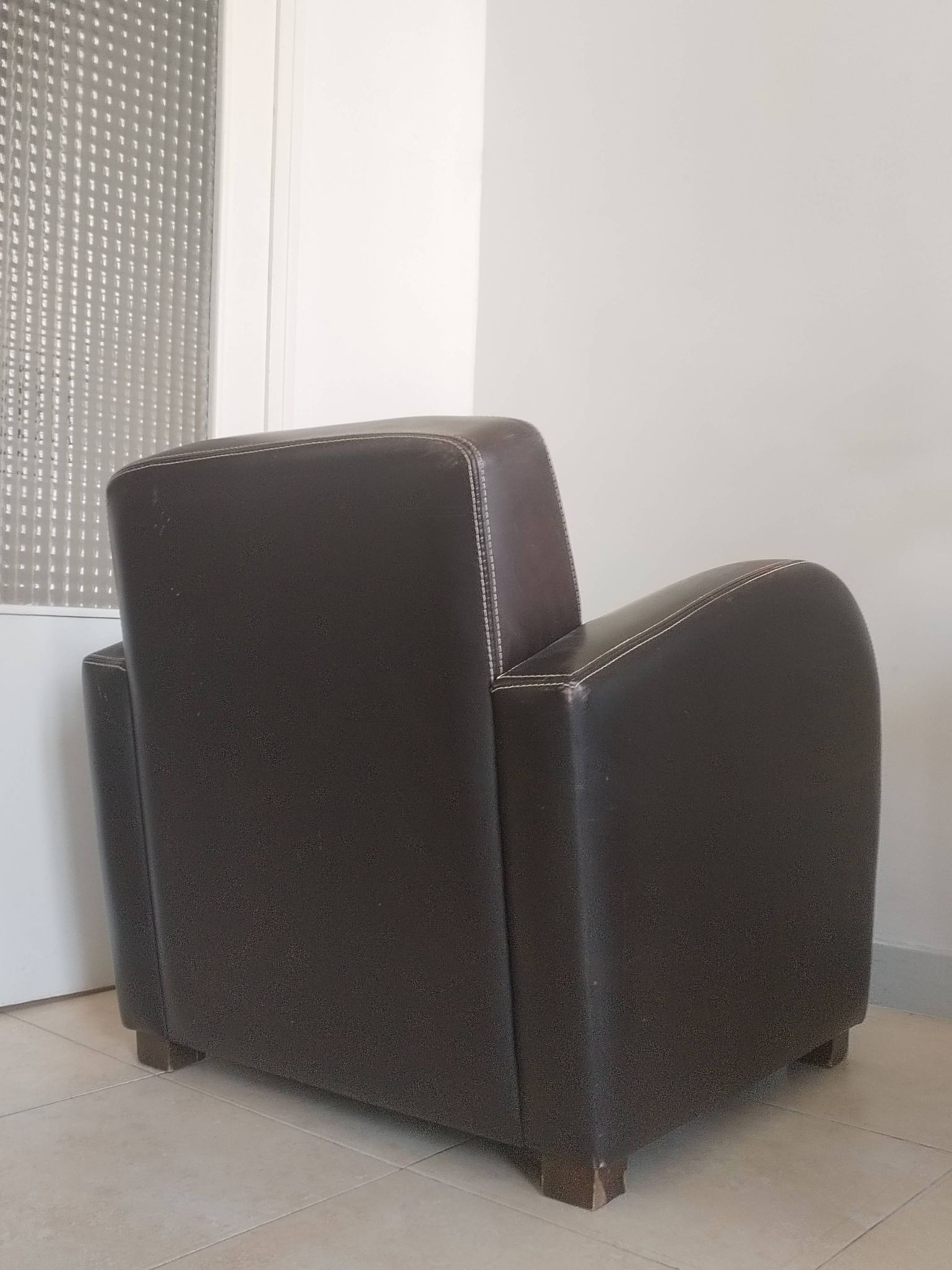 Vintage club armchair in dark brown leather – 1980s-1990s style