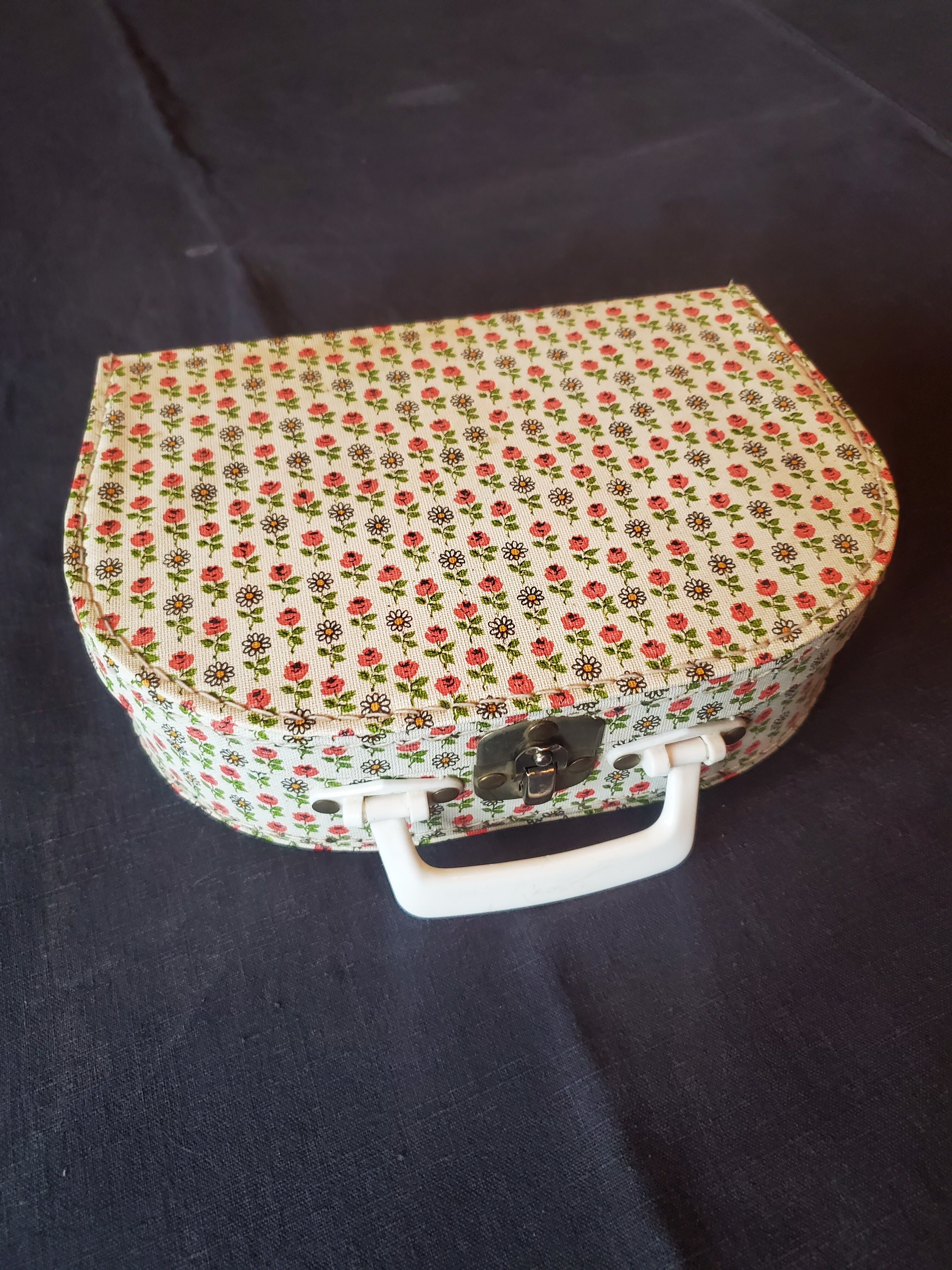 Toy sewing suitcase