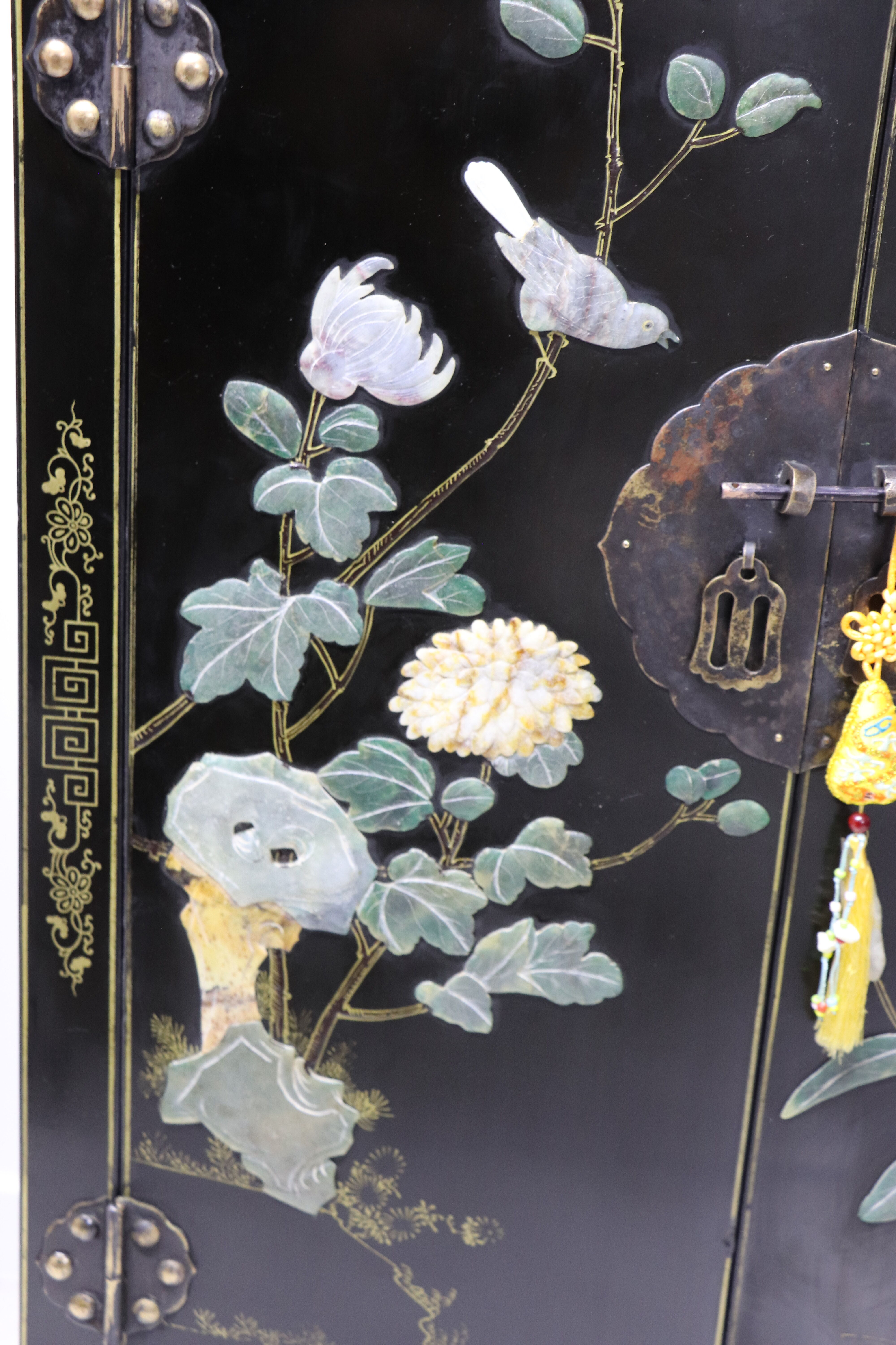 Chinese black laqué buffet 2 doors semi-precious stones on 3 sides