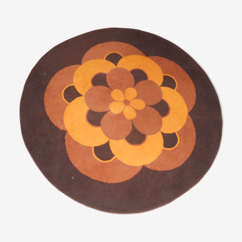 Vintage round rug with flower design