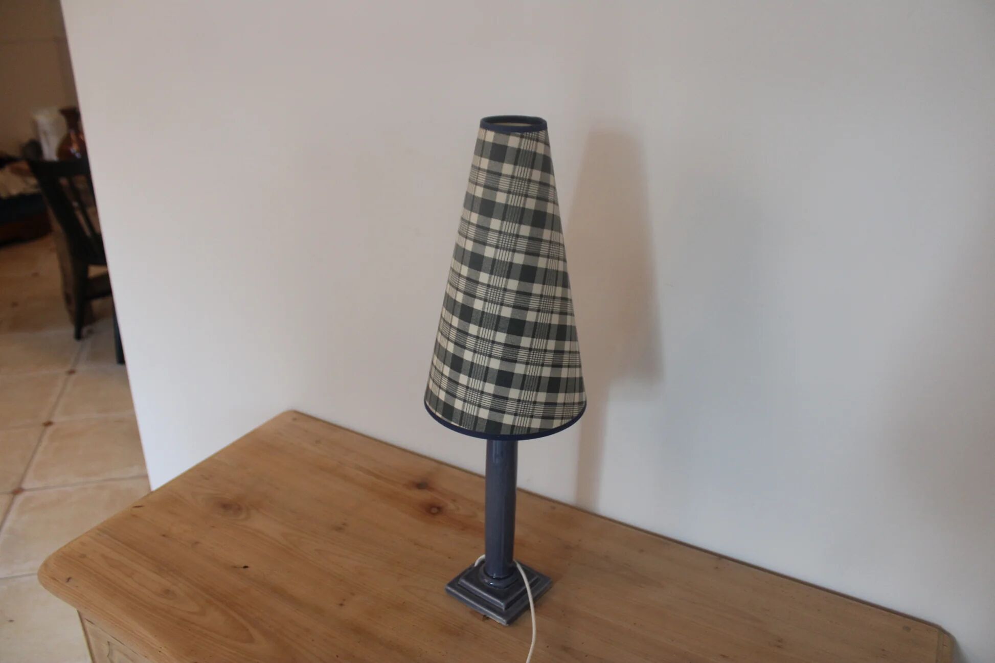 Vintage table lamp in bluish grey ceramic – Conical lampshade in Scottish tartan – 1970s/80s