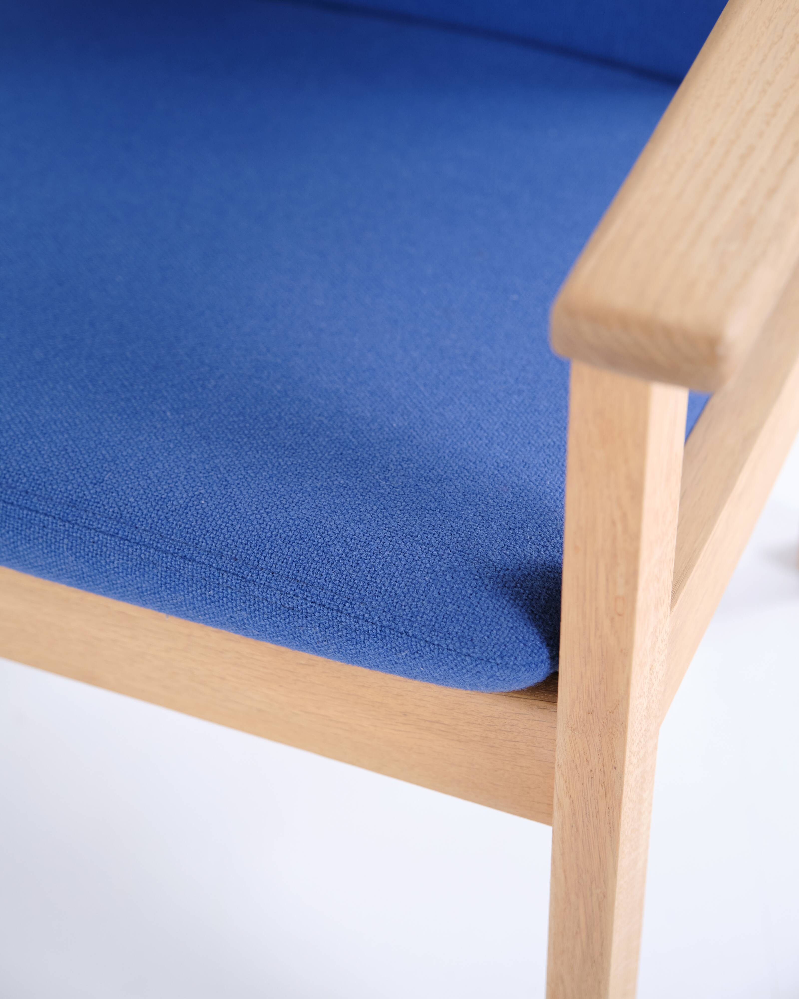Hans J. Wegner – Lounge chair GE 284 – Getama – Oak & blue wool