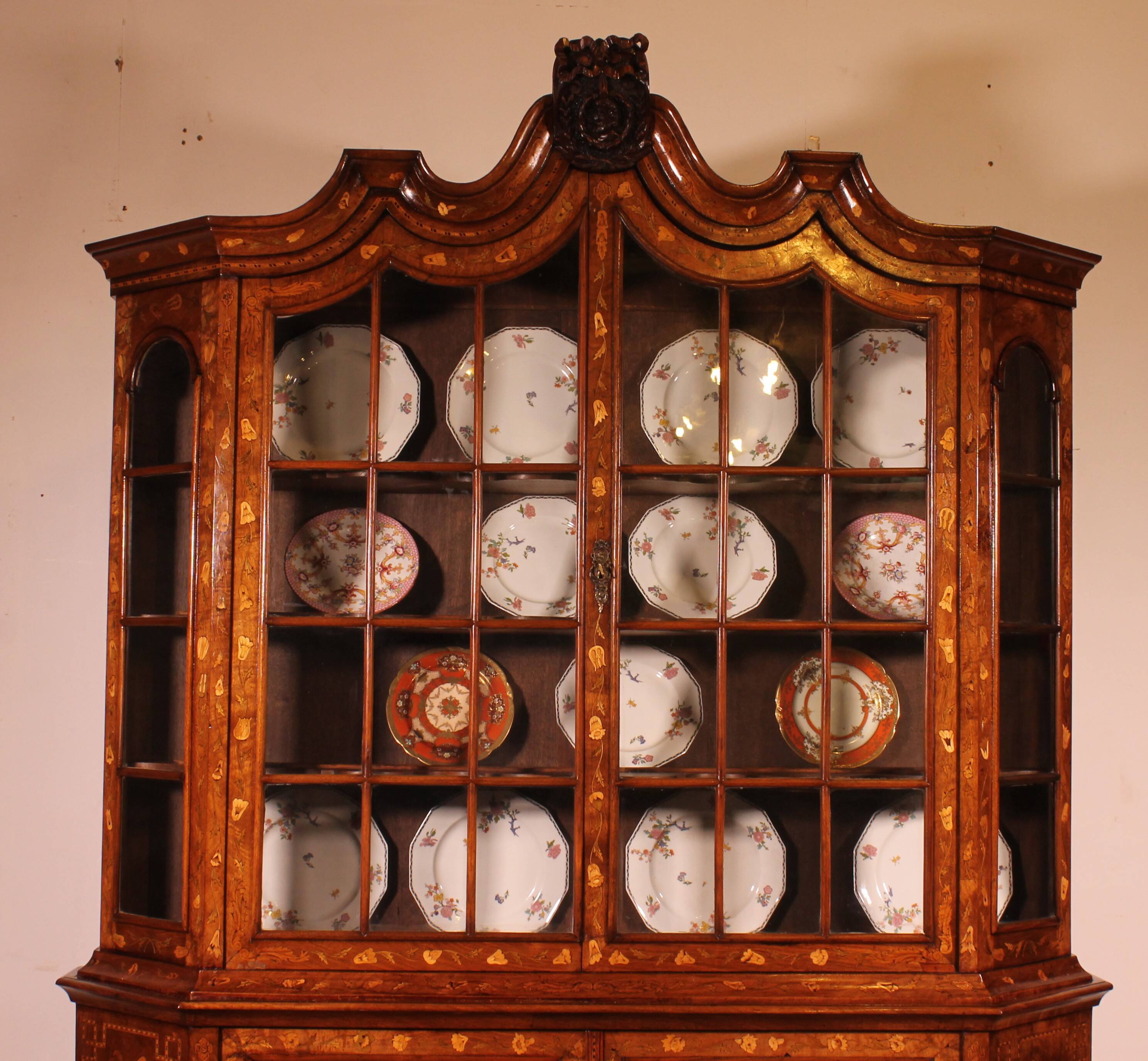 Vitrine hollandaise en marqueterie circa 1800