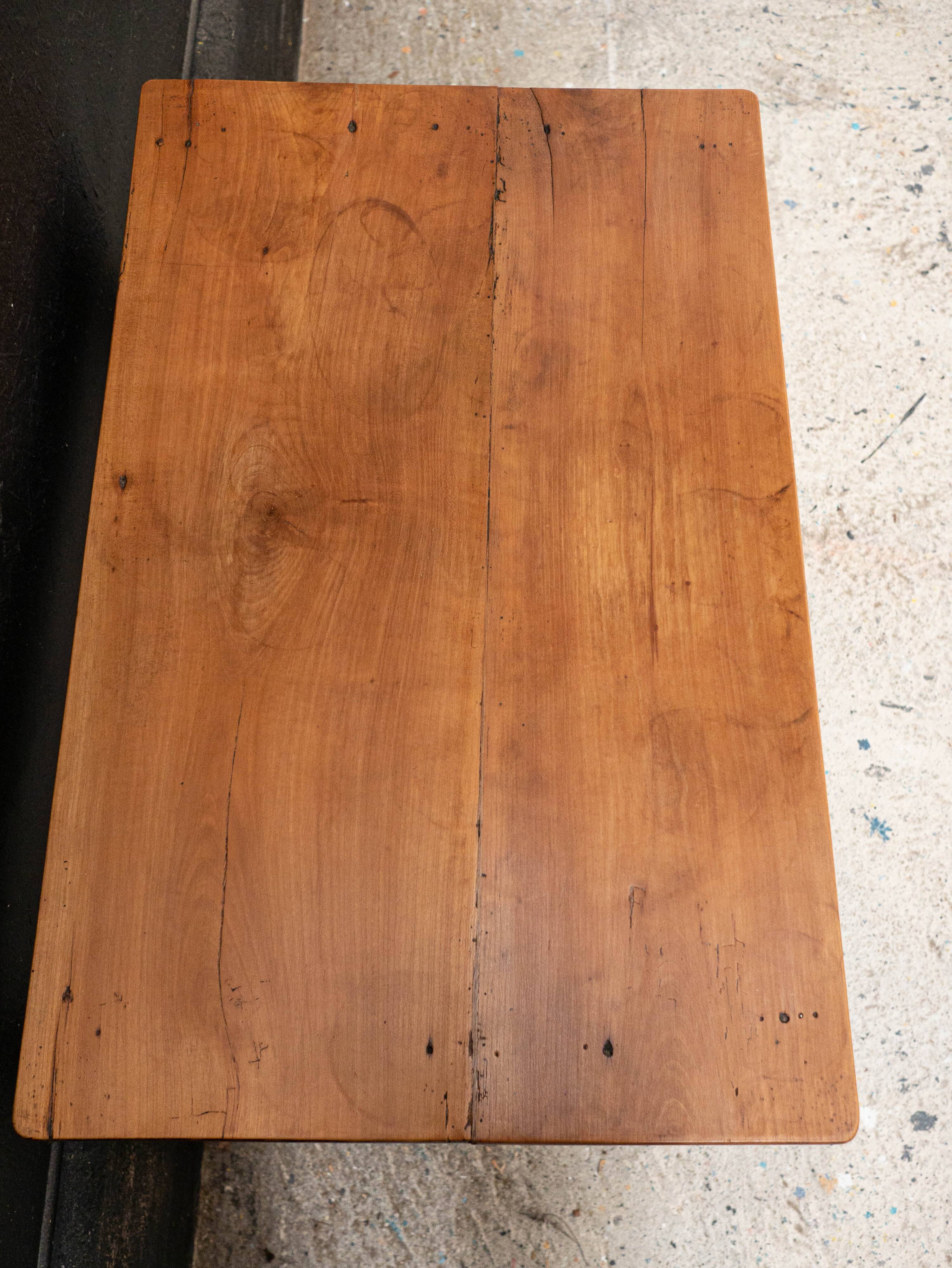 Small walnut table from the 19th century.