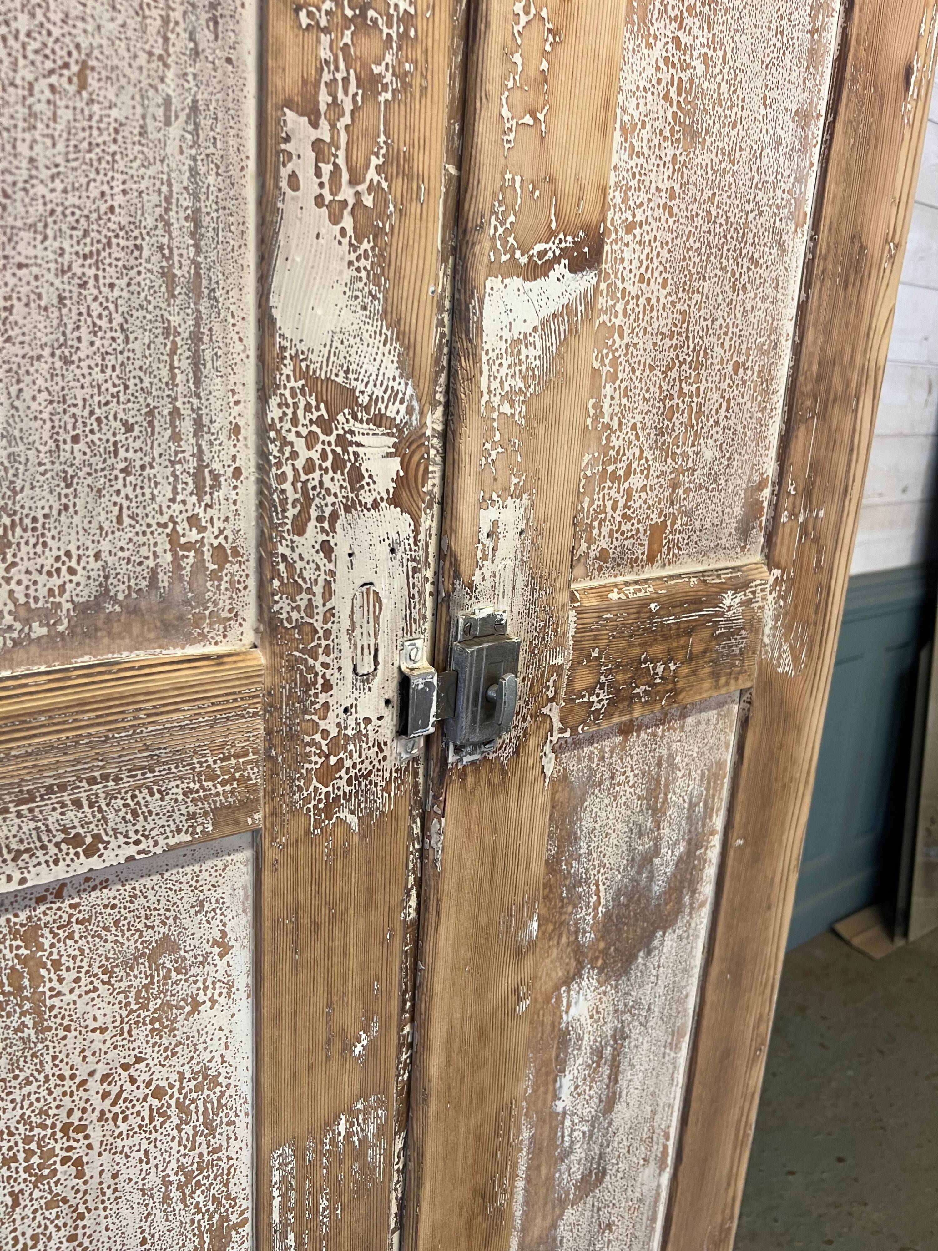Antique patinated cloakroom