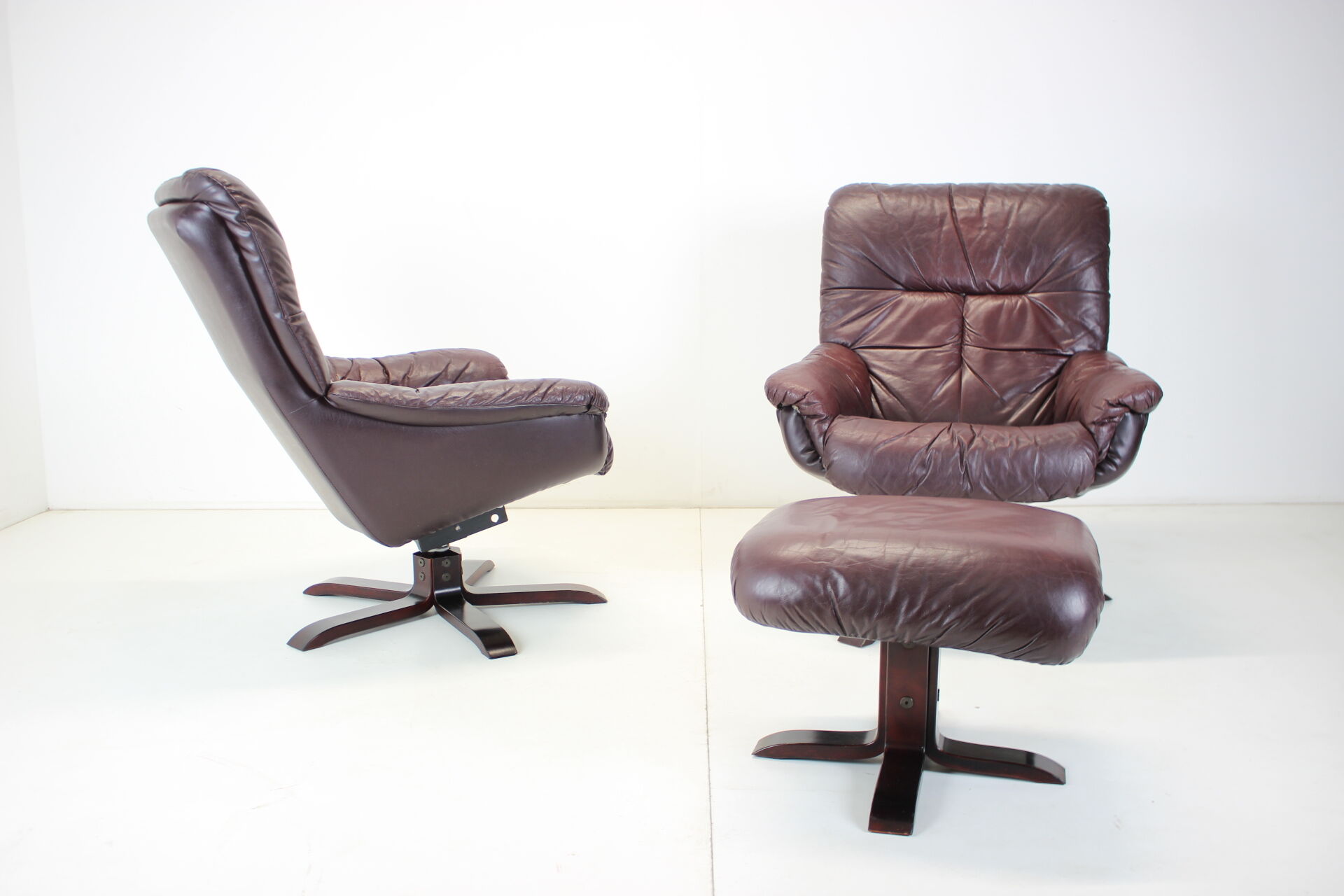 Scandinavian Leather Armchairs / Lounge Chairs, With footres 1970s, Finland