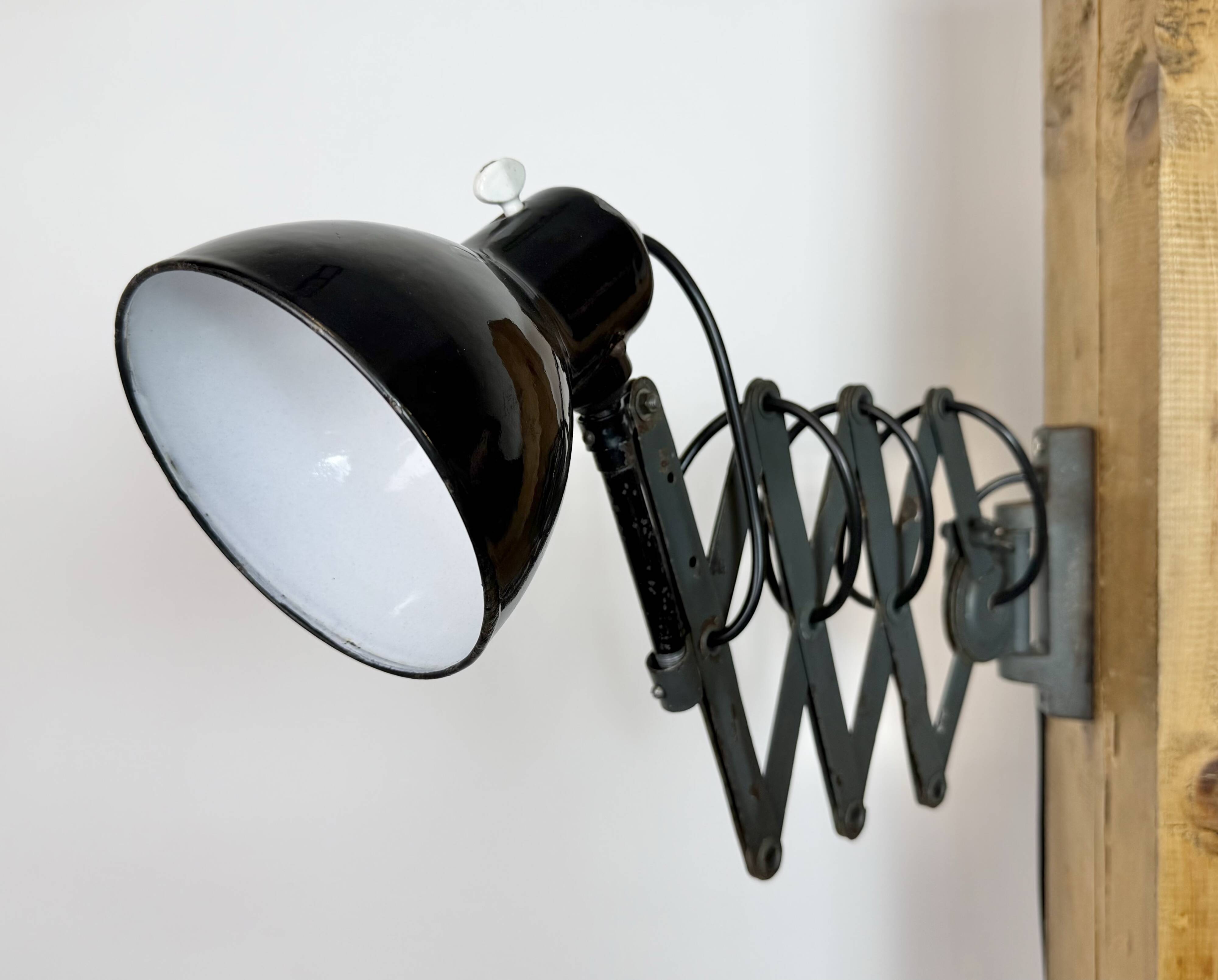 Lampe murale à ciseaux en émail noir industriel, années 1950