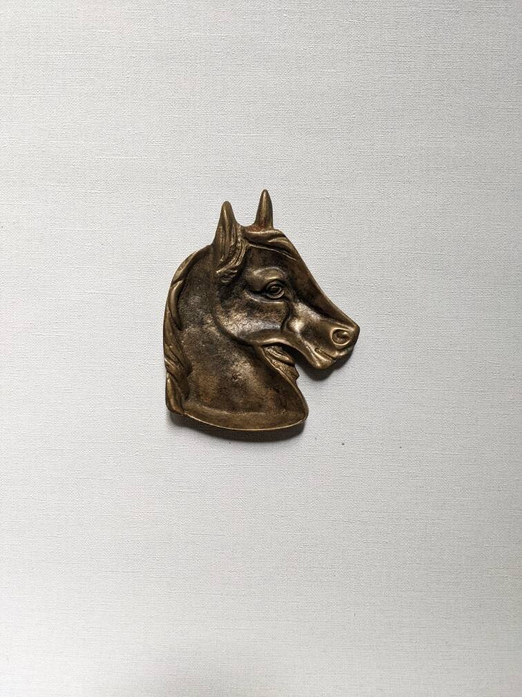 Bronze horse head pocket emptier, country decorative object