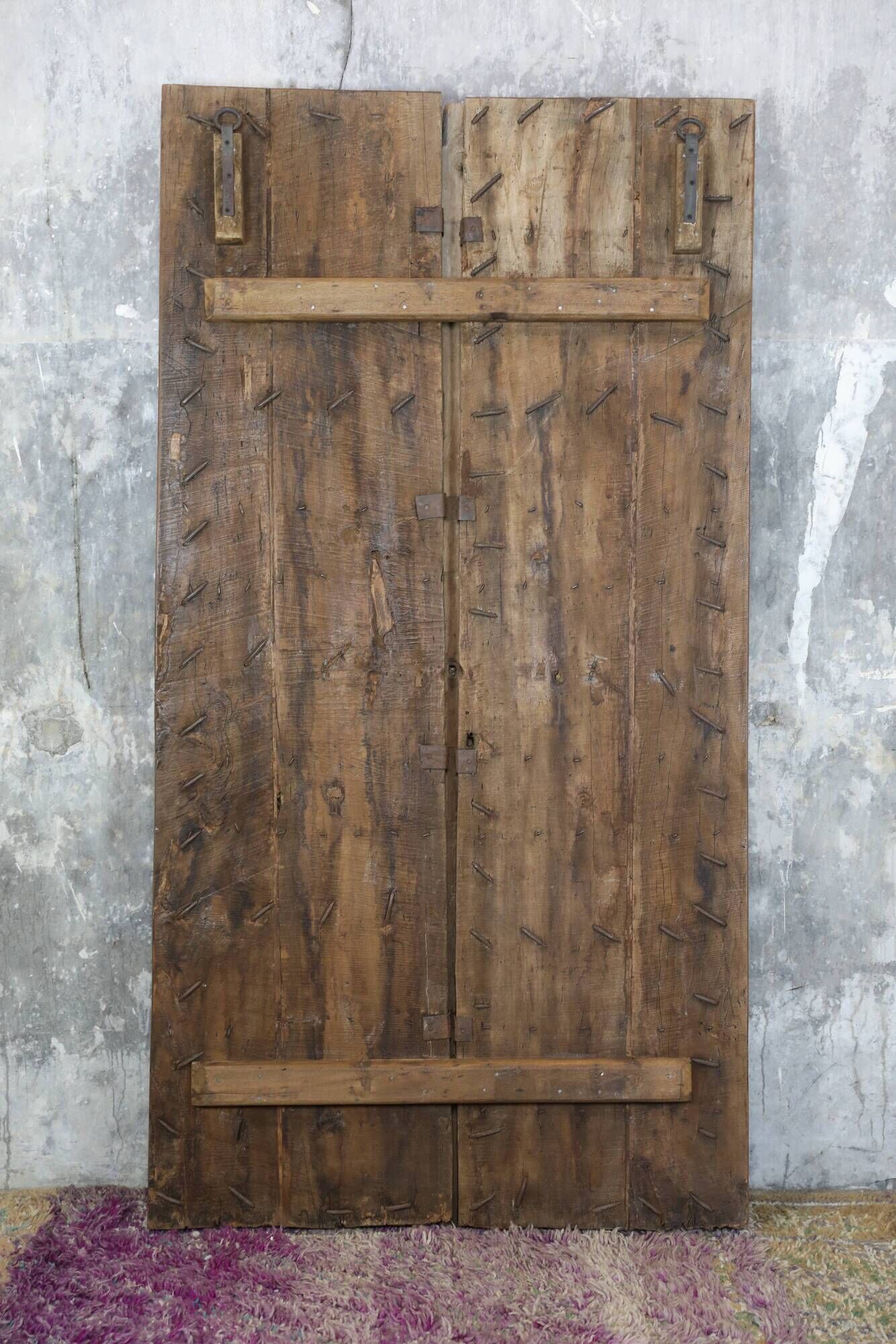 Porte indienne en teck naturelle et cabochons en laiton
