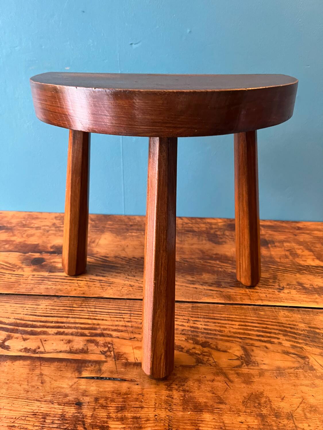 Tabouret tripode en orme