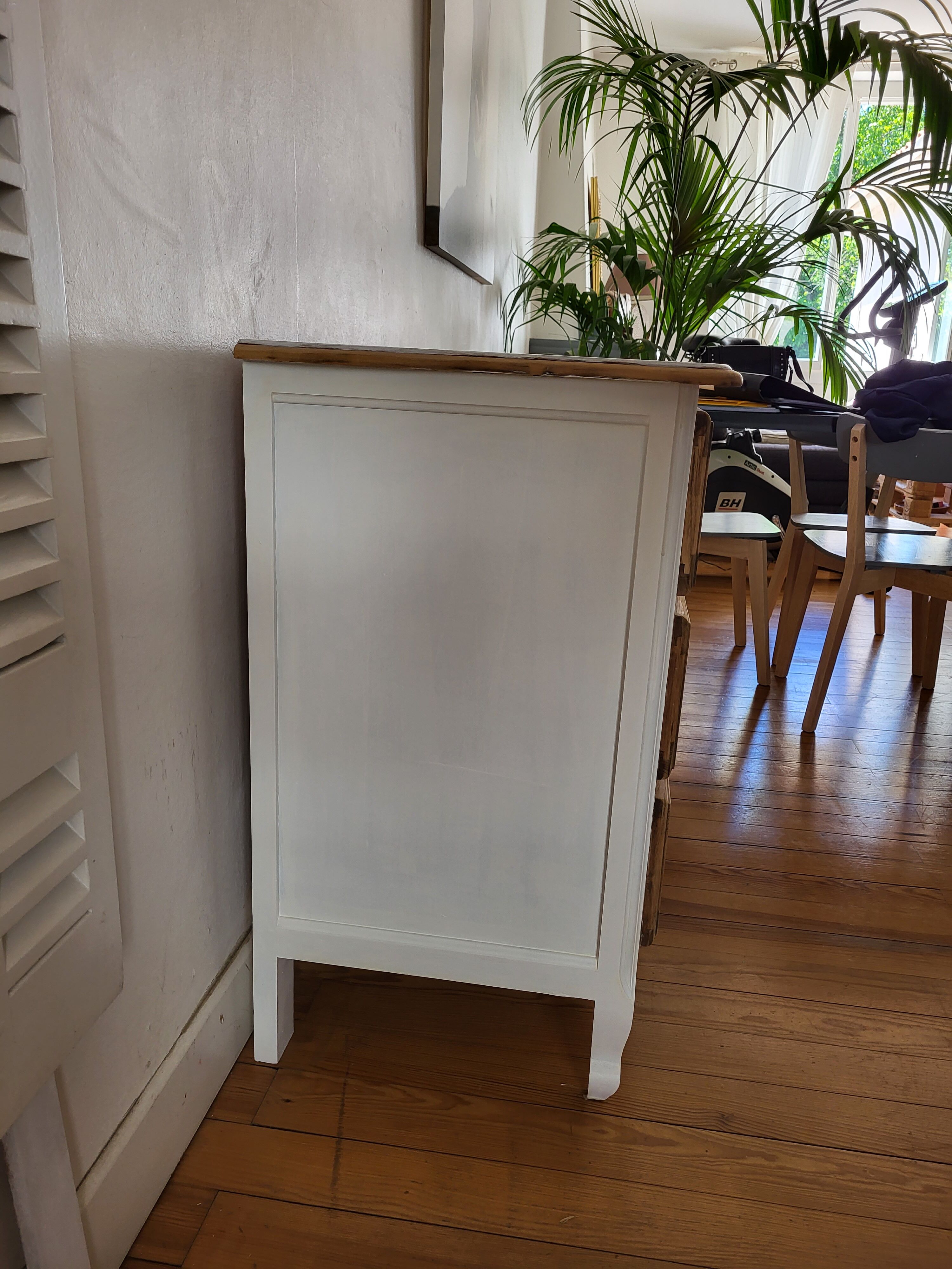 Chest of drawers curved feet