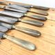 Service de 12 couteaux de table manche en corne blonde