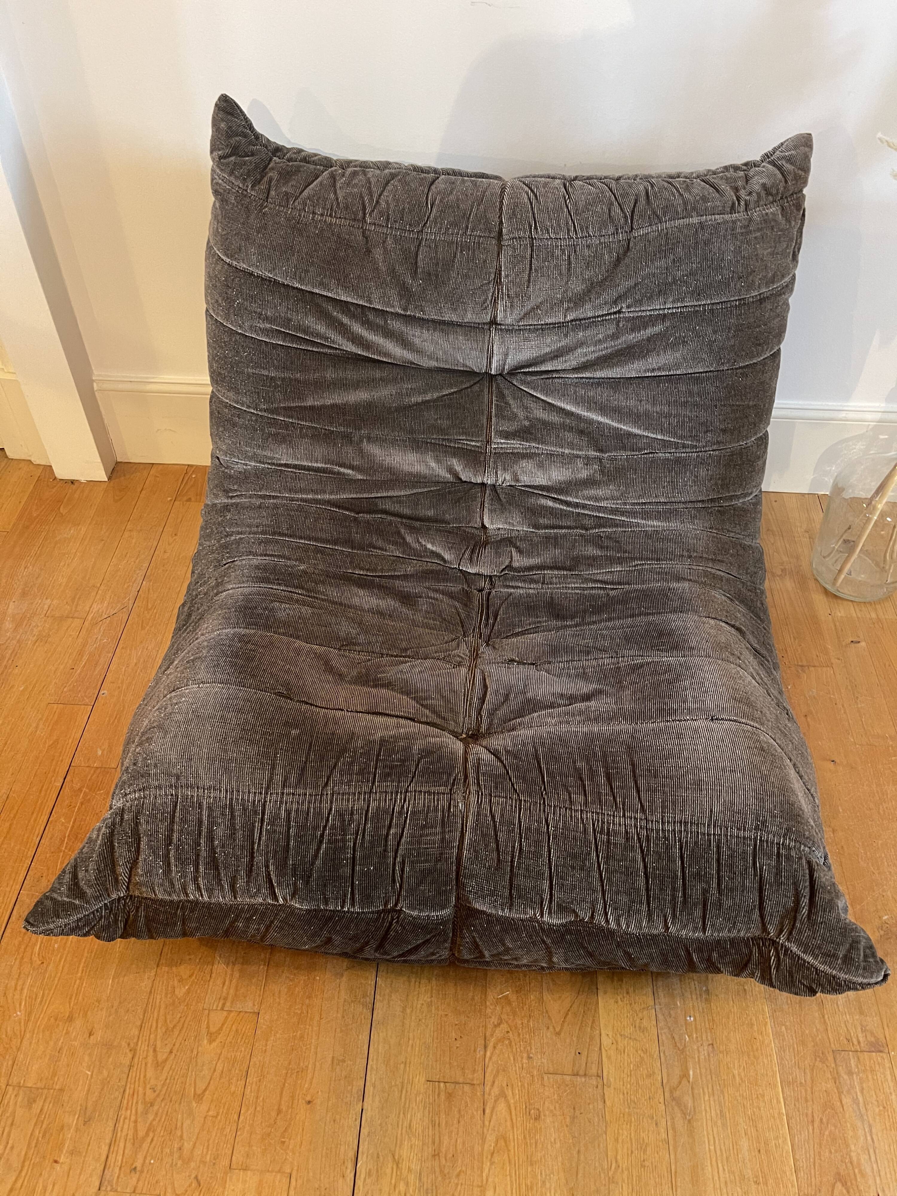 Chauffeuse togo taupe par Michel Ducaroy éditée par Ligne Roset