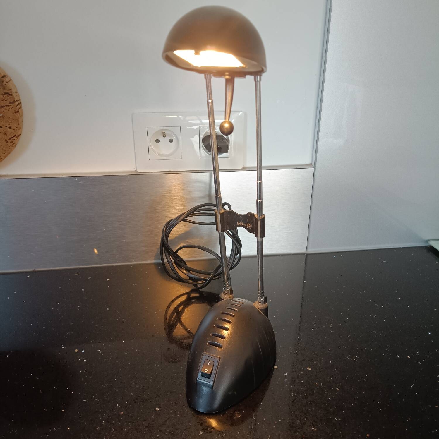 Black metal and brass table lamp