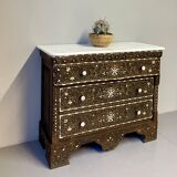 Coffre de mariage syrien avec incrustations de nacre et plateau en marbre, milieu du siècle