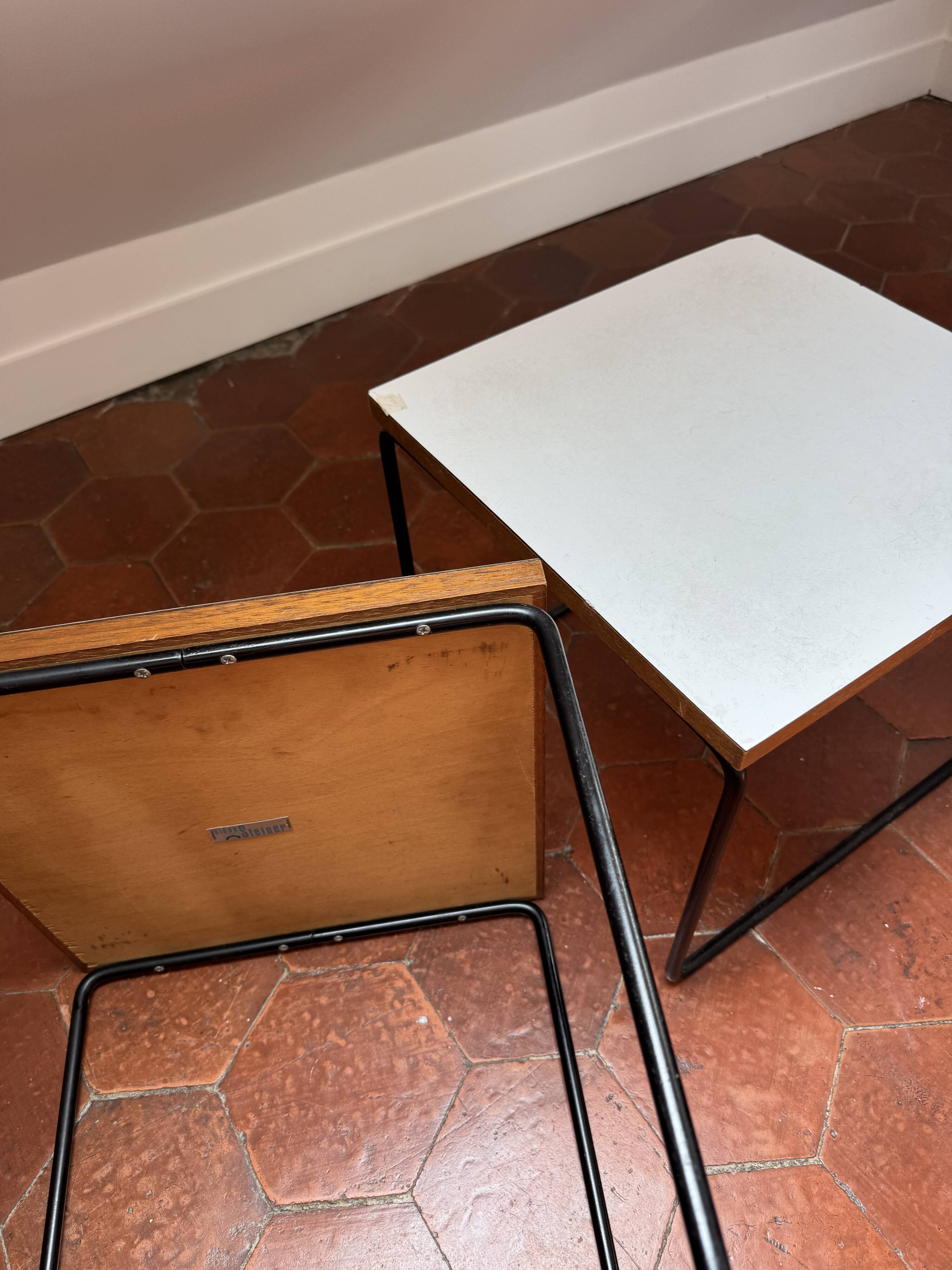 Lot de 2 tables basses "Table Volante" – Pierre Guariche, Éditions Steiner