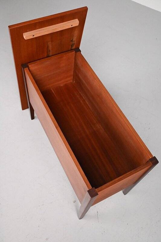 Table d'appoint en teck avec espace de rangement