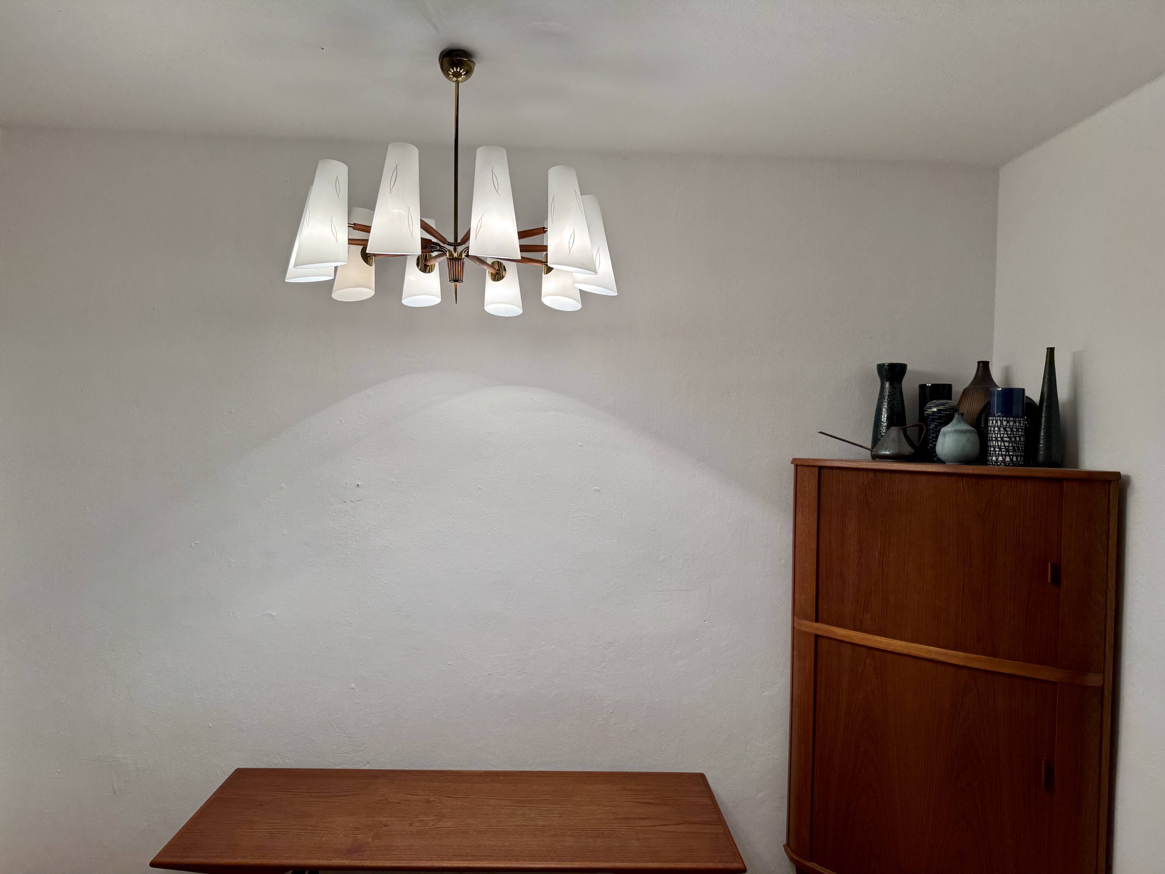 Grand lustre en laiton autrichien de style mid-century moderne par Rupert Nikoll