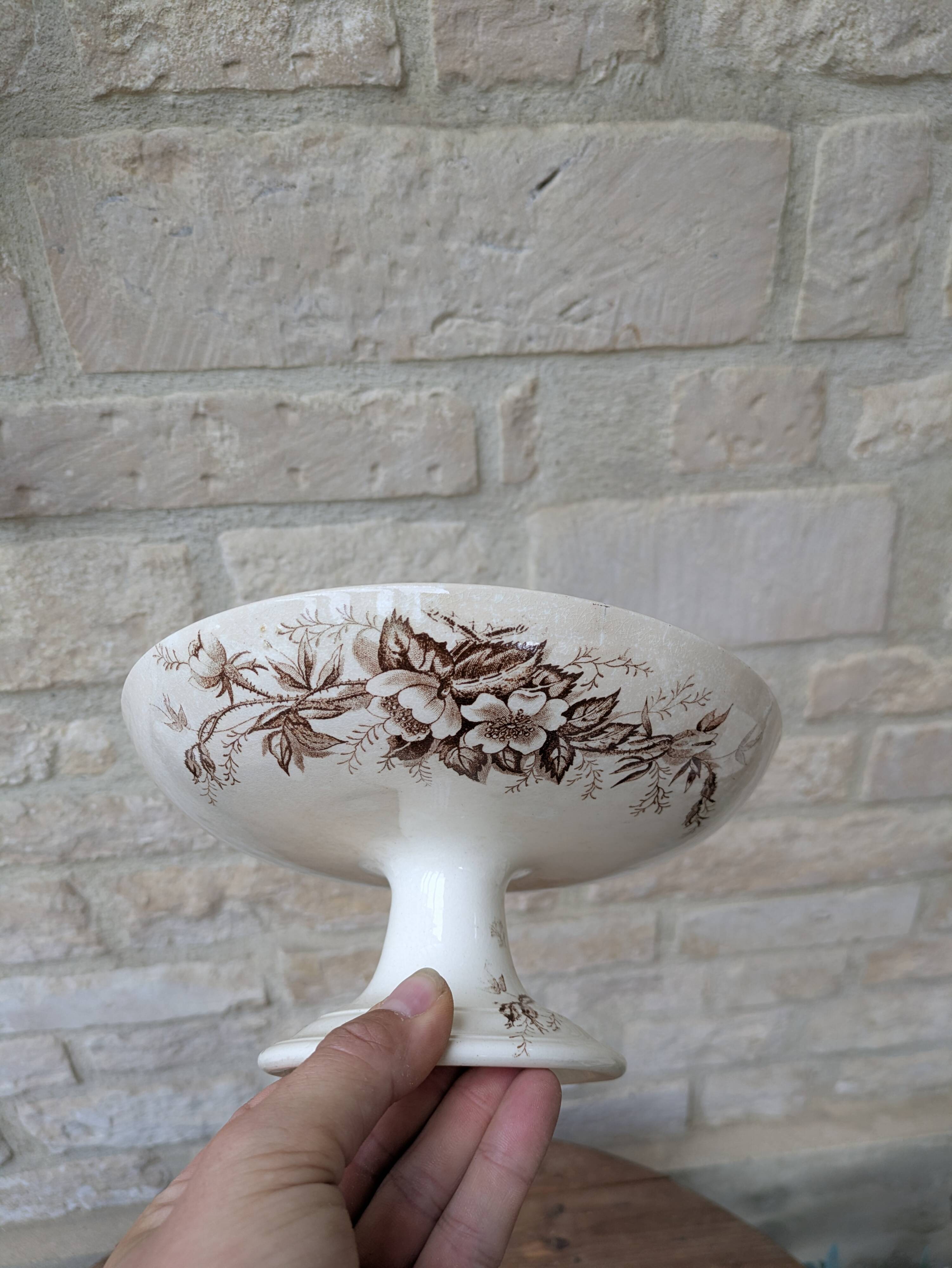 Flat serving compote dish in Terre de Fer HB & Cie with brown floral decoration.