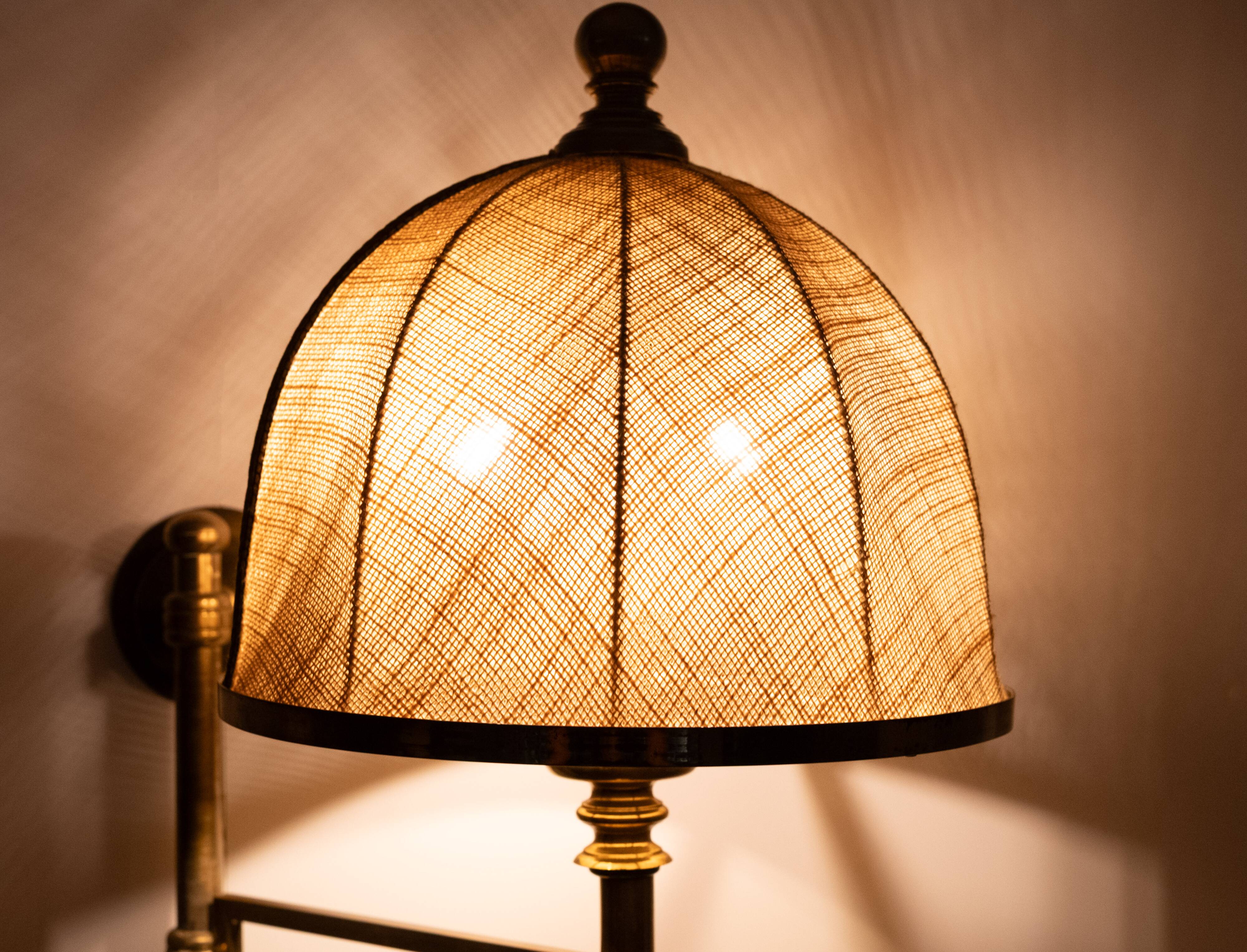 Applique murale à bras articulé en laiton réglable, abat-jour en toile de jute, Angleterre des années 1950